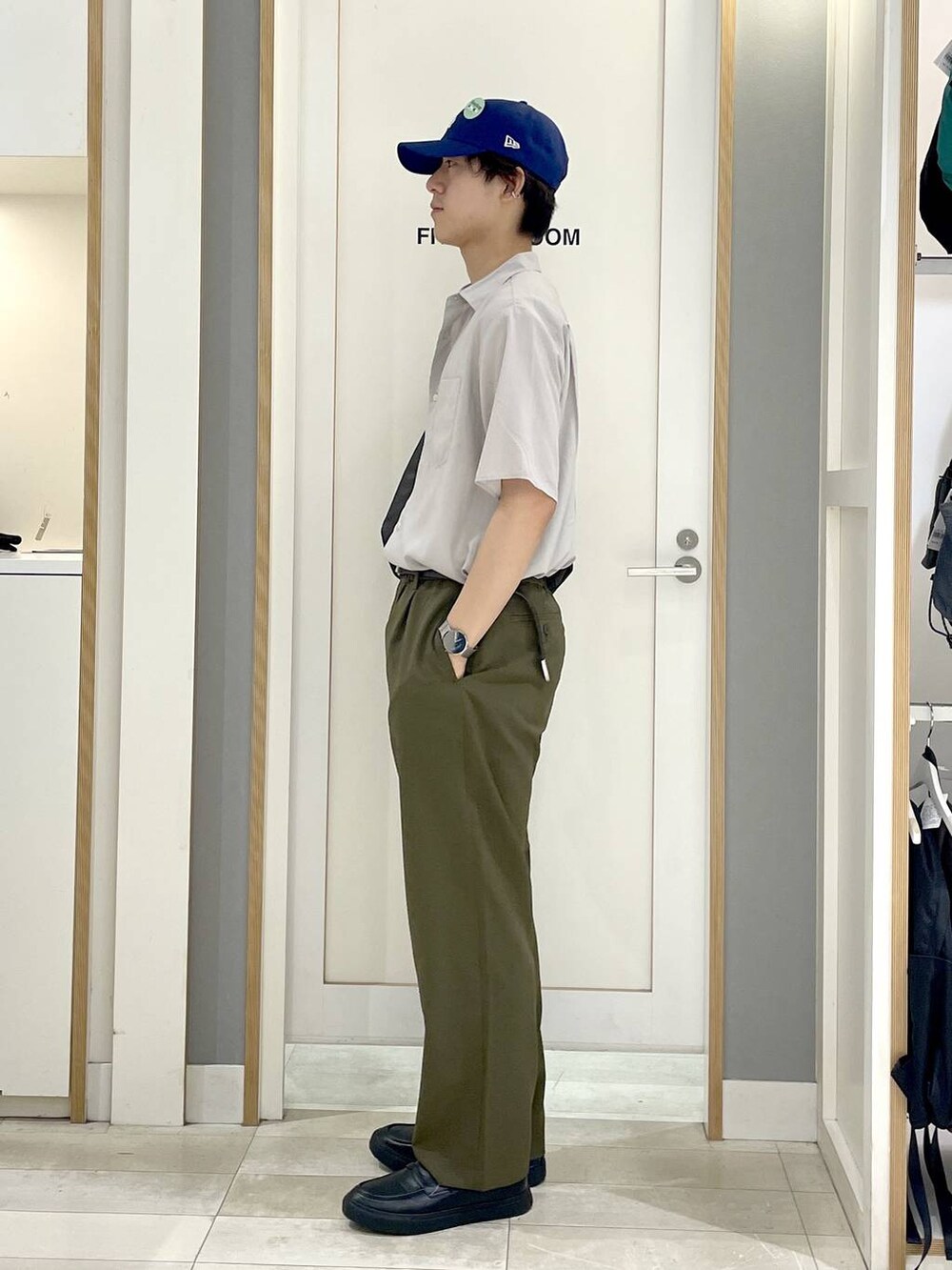 グレー系のその他シューズ、グレー系のショルダーバッグ、グリーン系のその他パンツを着用したメンズの夏コーディネートの4枚目の写真