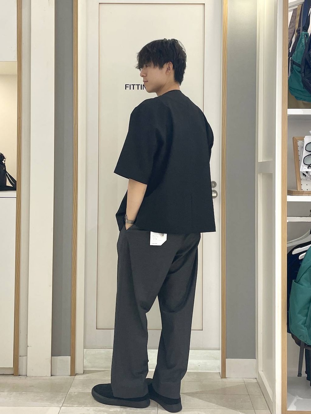 グレー系のその他シューズ、グレー系のスラックス、ブルー系のTシャツ/カットソーを着用したメンズの春コーディネートの4枚目の写真