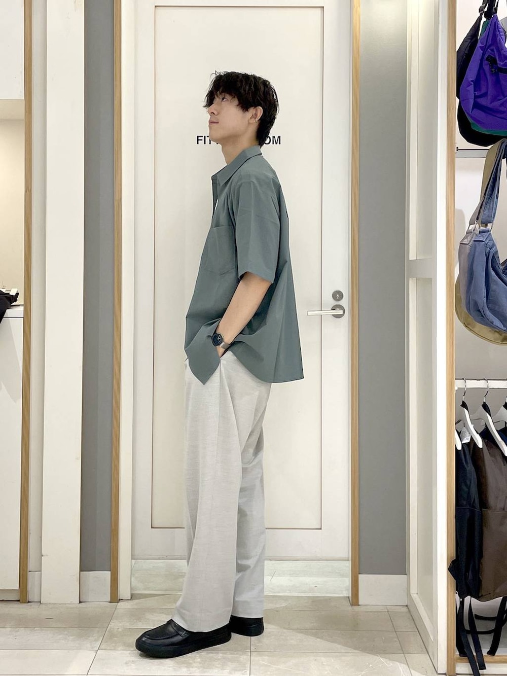 グレー系のその他シューズ、ホワイト系のスラックス、ホワイト系のTシャツ/カットソーを着用したメンズの夏コーディネートの5枚目の写真