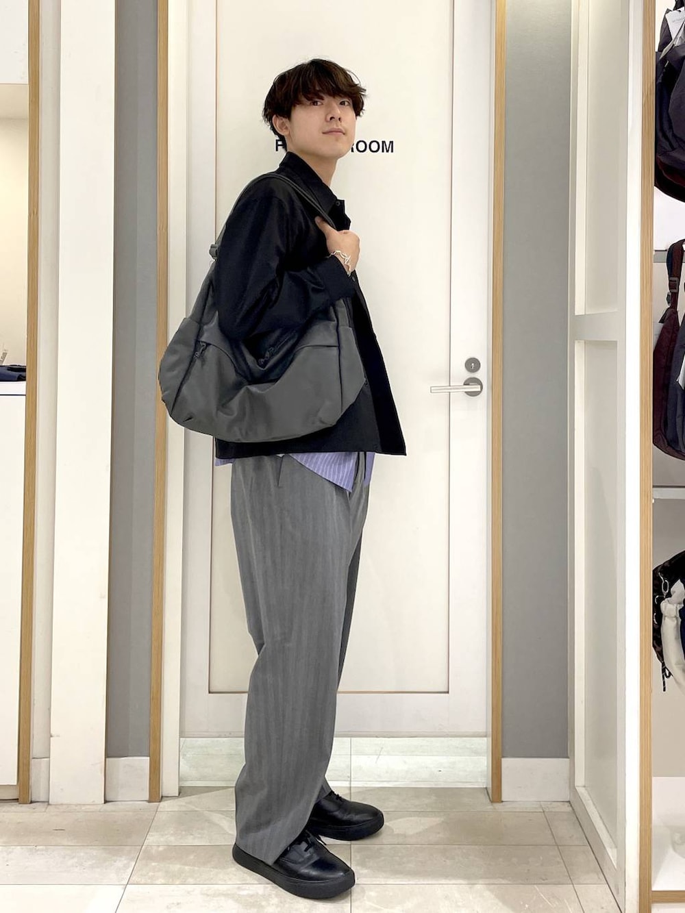 ブラック系のミリタリージャケット、グレー系のその他パンツ、グレー系のその他シューズを着用したメンズの秋コーディネートの4枚目の写真