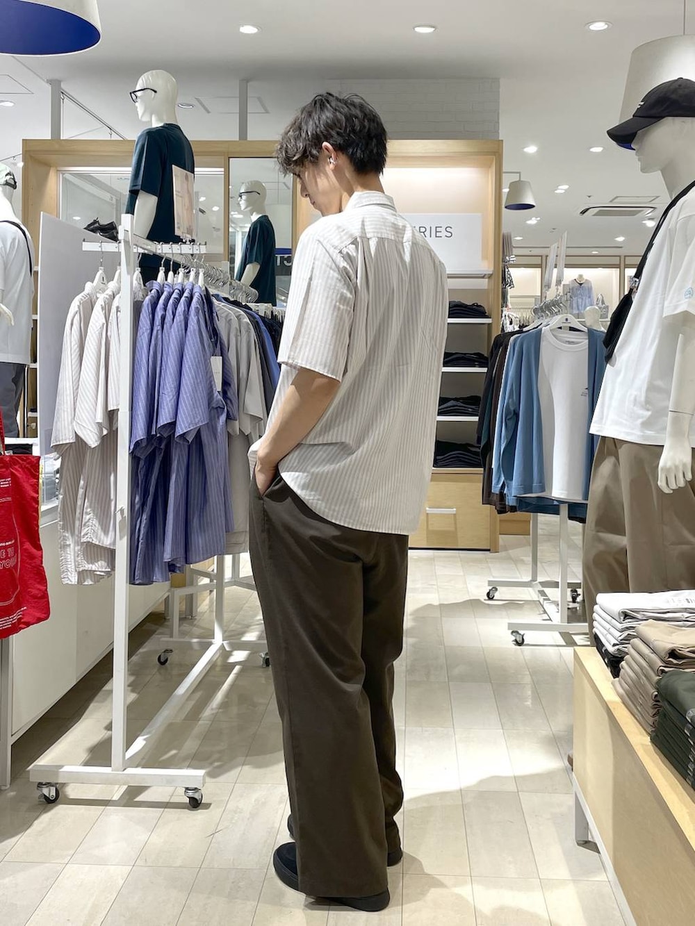 グレー系のその他シューズ、ブラウン系のその他パンツ、ホワイト系のシャツ/ブラウスを着用したメンズの春コーディネートの3枚目の写真