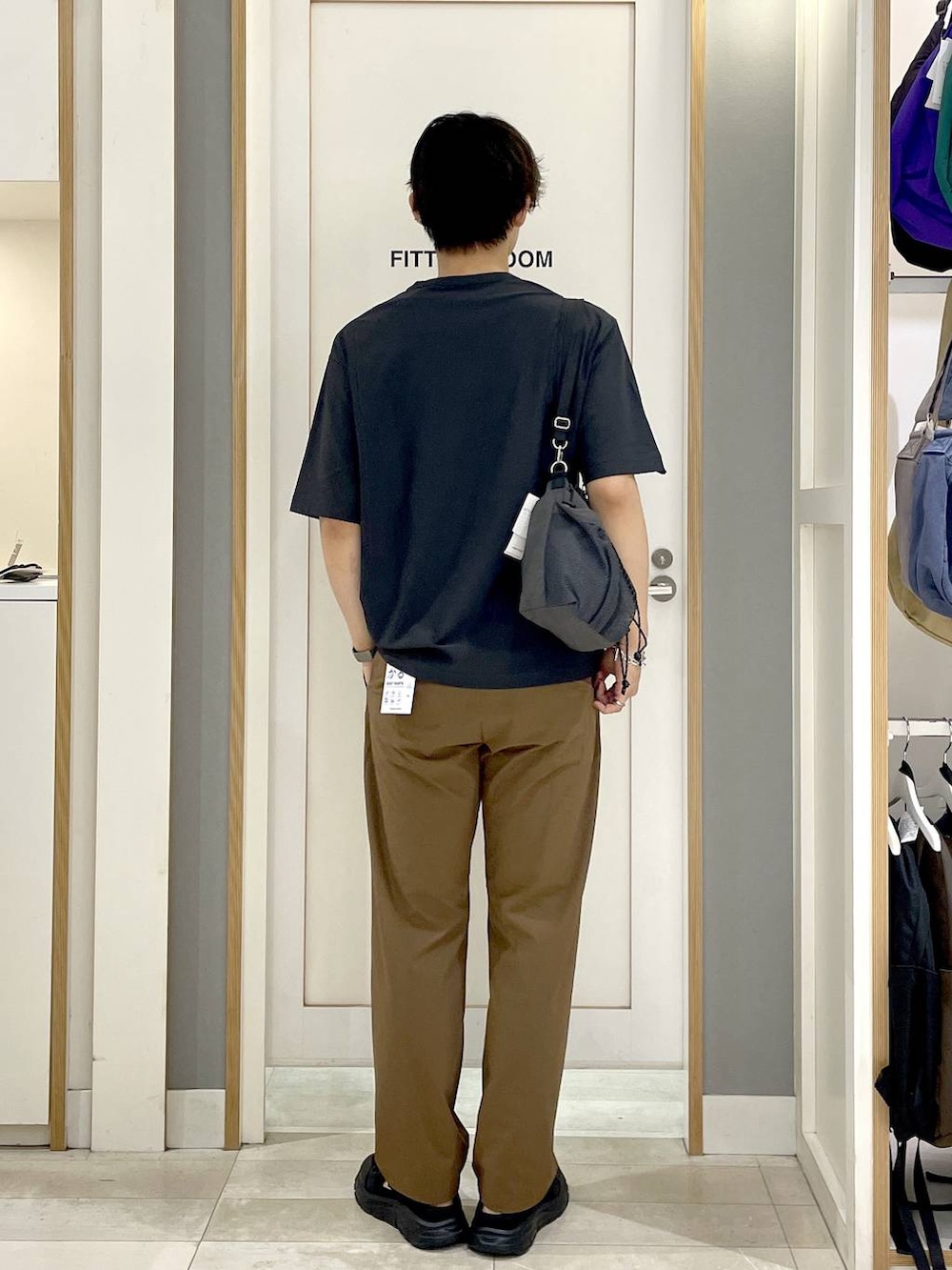 グレー系のTシャツ/カットソー、グレー系のショルダーバッグ、イエロー系のその他パンツを着用したメンズの夏コーディネートの5枚目の写真