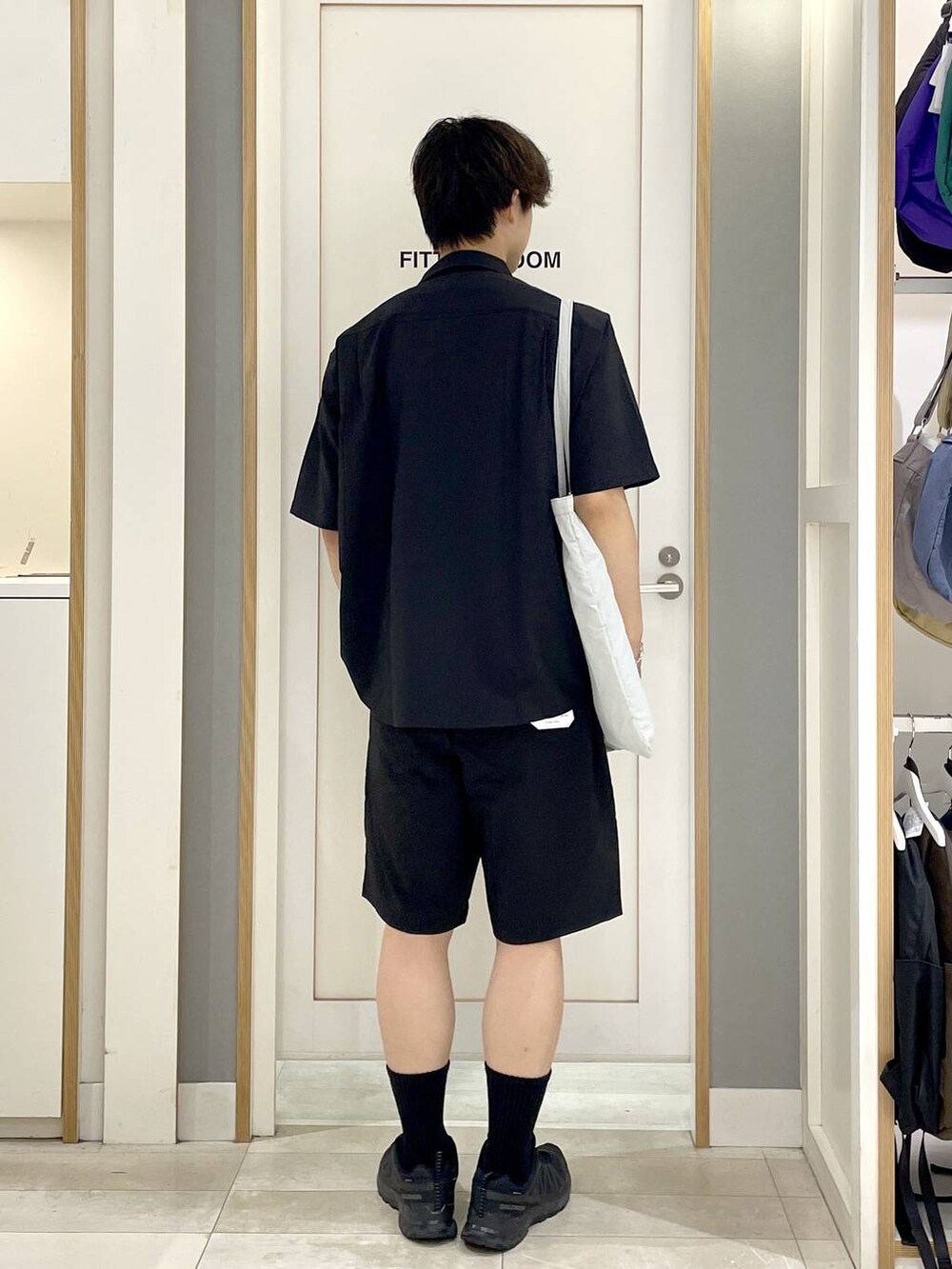 ブラック系のスニーカー、ブラック系のシャツ/ブラウス、ブルー系のTシャツ/カットソーを着用したメンズの夏コーディネートの6枚目の写真