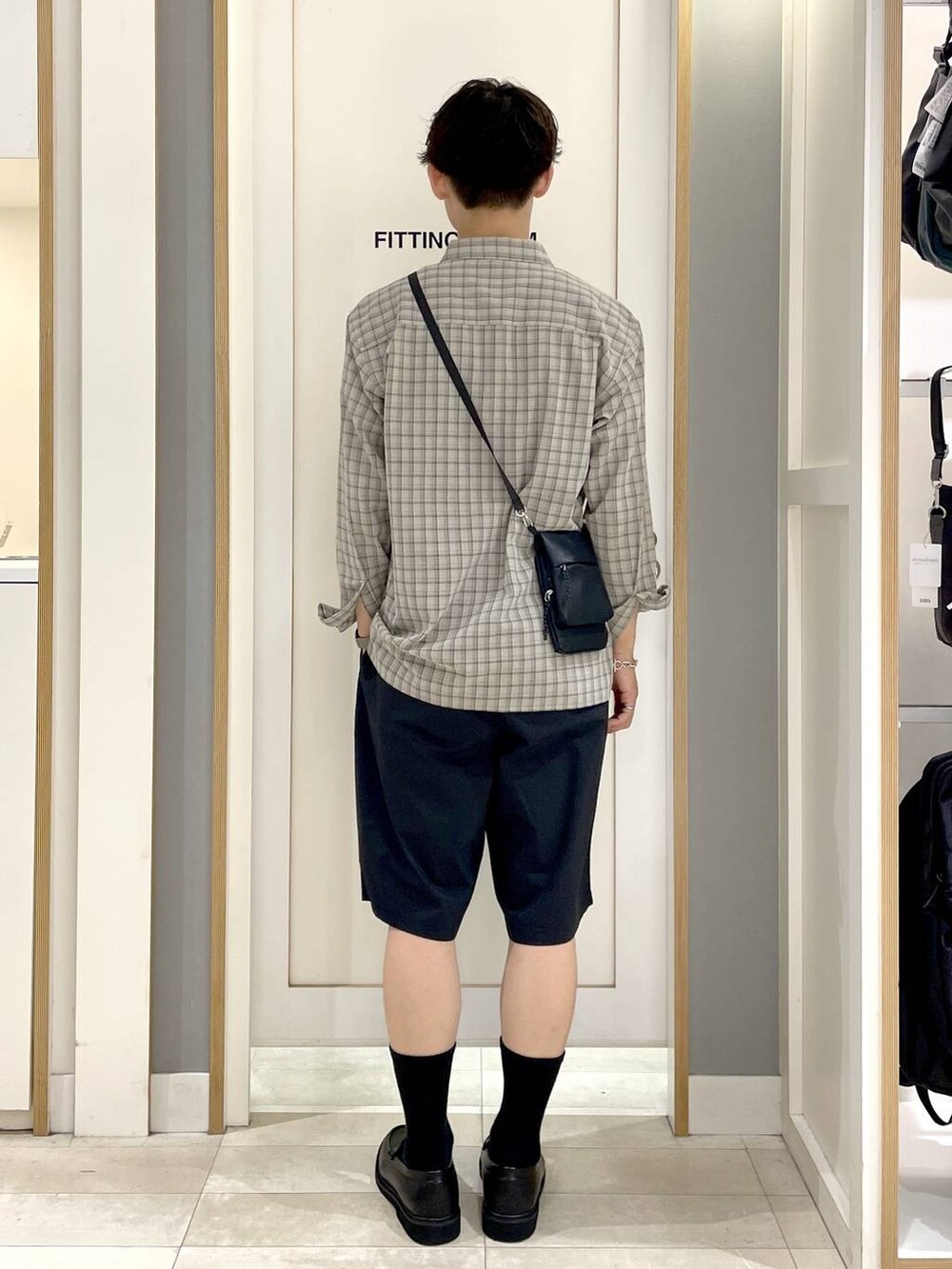 ベージュ系のシャツ/ブラウス、グレー系のその他シューズ、ブラック系のその他パンツを着用したメンズの夏コーディネートの7枚目の写真