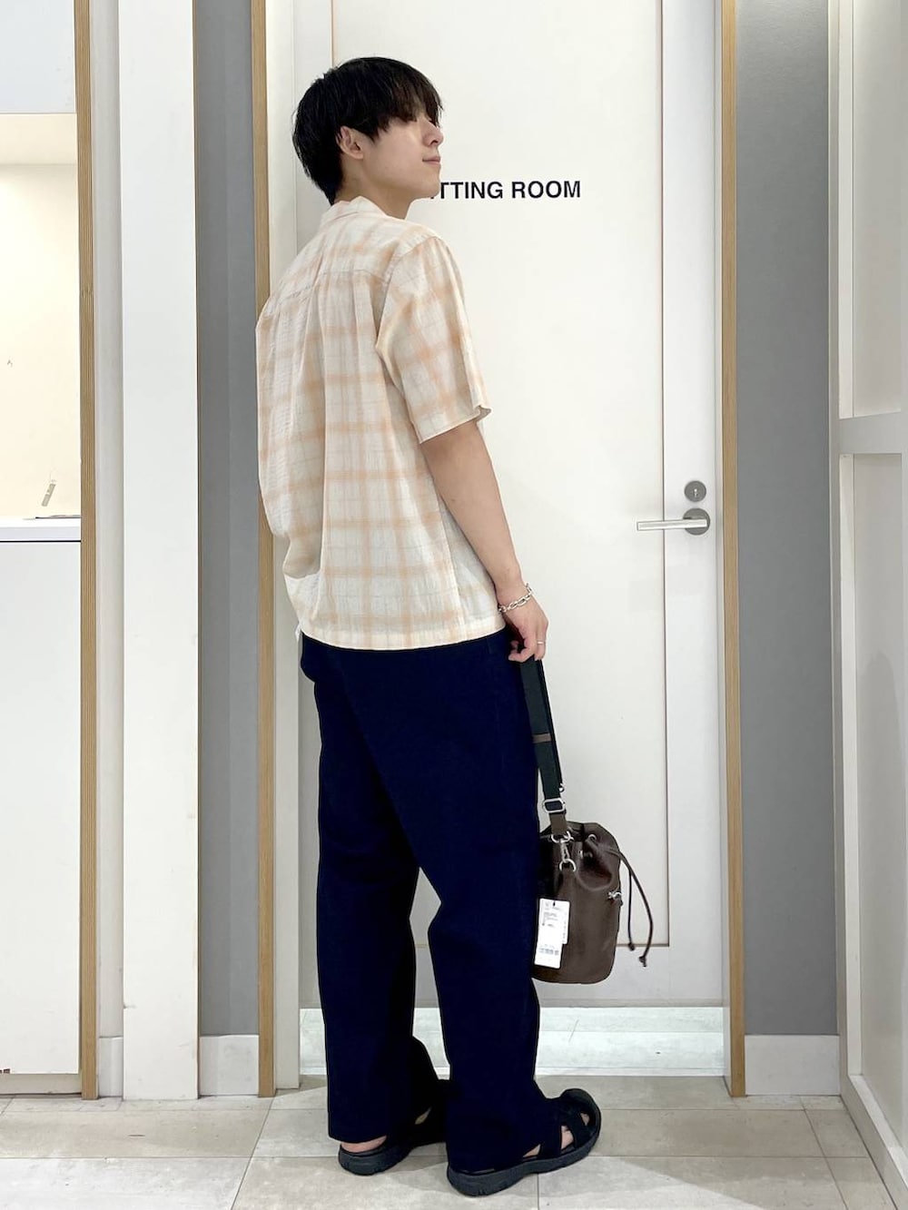 ブルー系のその他パンツ、ベージュ系のシャツ/ブラウス、ブラック系のサンダルを着用したメンズの夏コーディネートの4枚目の写真