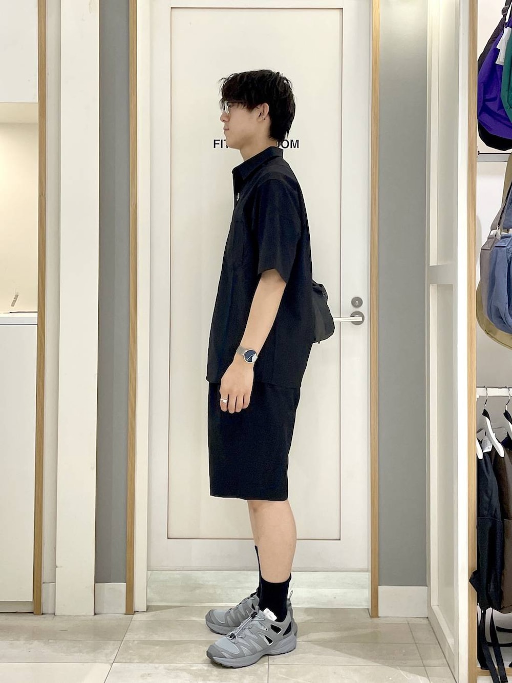ブルー系のTシャツ/カットソー、ブラック系のシャツ/ブラウス、グレー系のスニーカーを着用したメンズの夏コーディネートの4枚目の写真