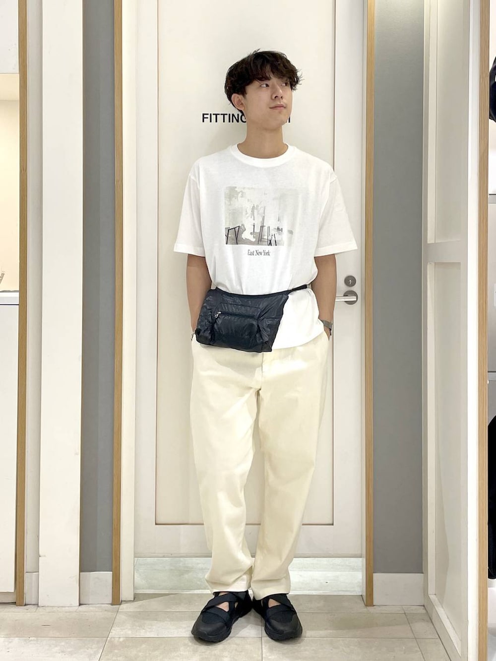 その他のTシャツ/カットソー、ブラック系のショルダーバッグ、ブラック系のサンダルを着用したメンズの夏コーディネートの4枚目の写真