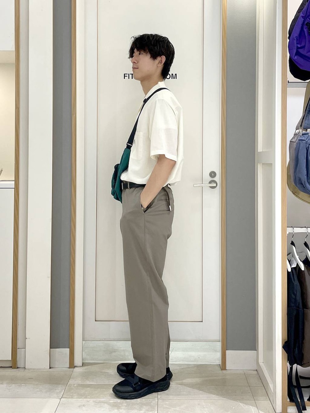 ホワイト系のシャツ/ブラウス、ブラウン系のその他パンツ、グリーン系のショルダーバッグを着用したメンズの夏コーディネートの4枚目の写真