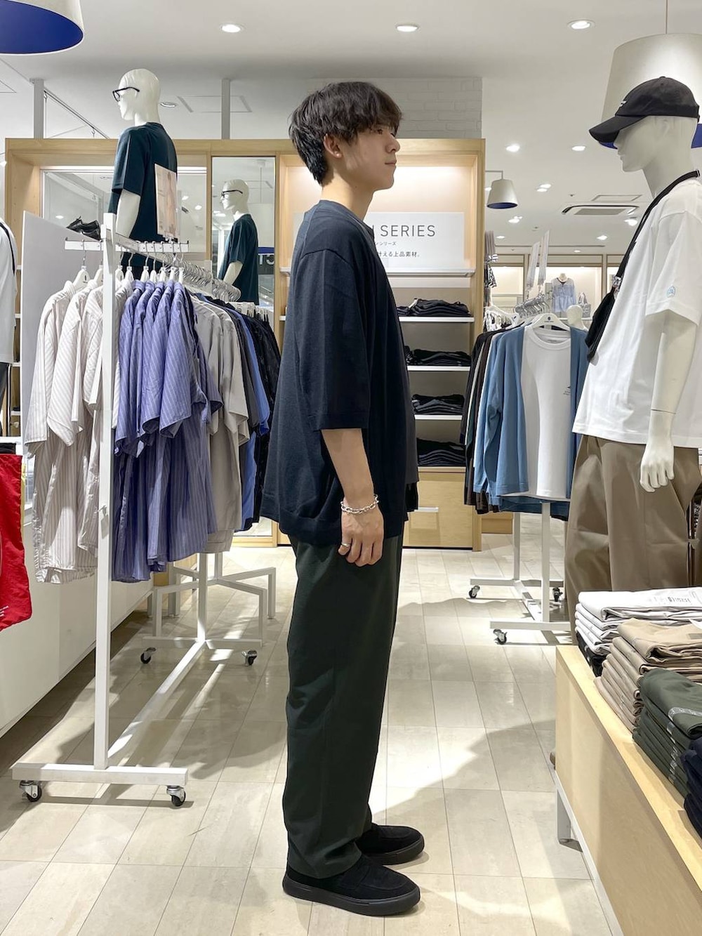 グレー系のその他シューズ、グレー系のTシャツ/カットソー、グリーン系のその他パンツを着用したメンズの夏コーディネートの2枚目の写真