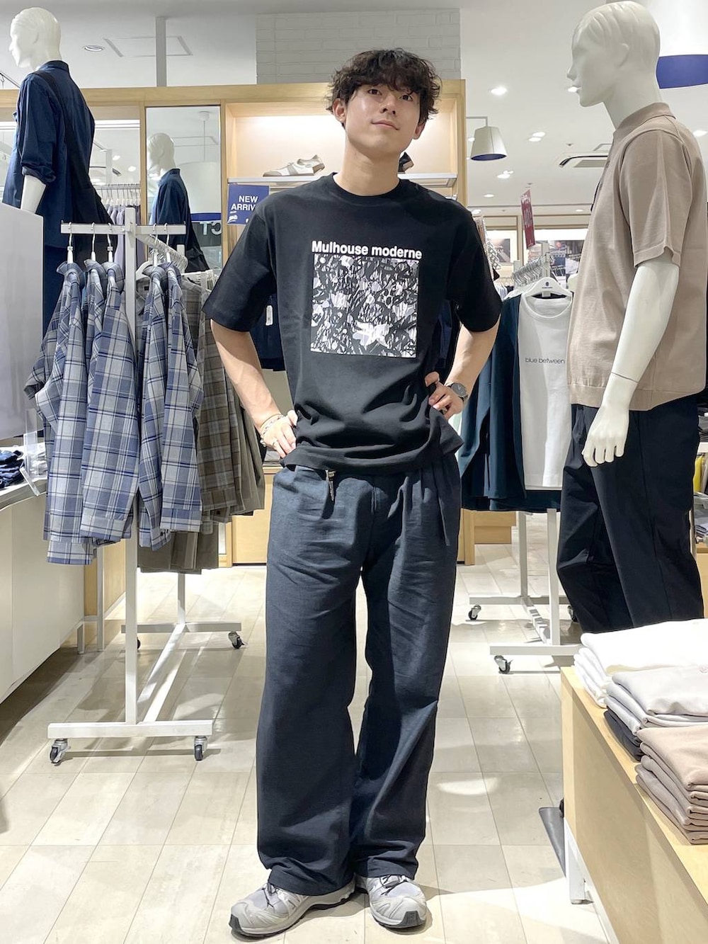 ブルー系のデニムパンツ、ブラック系のTシャツ/カットソーを着用したメンズの夏コーディネートの4枚目の写真