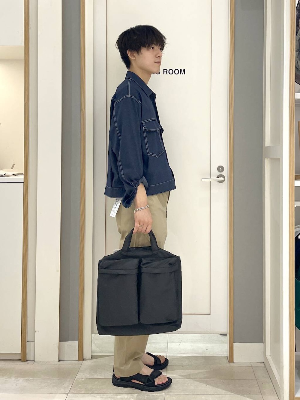ベージュ系のその他パンツ、ブルー系のブルゾン、ブラック系のサンダルを着用したメンズの夏コーディネートの3枚目の写真