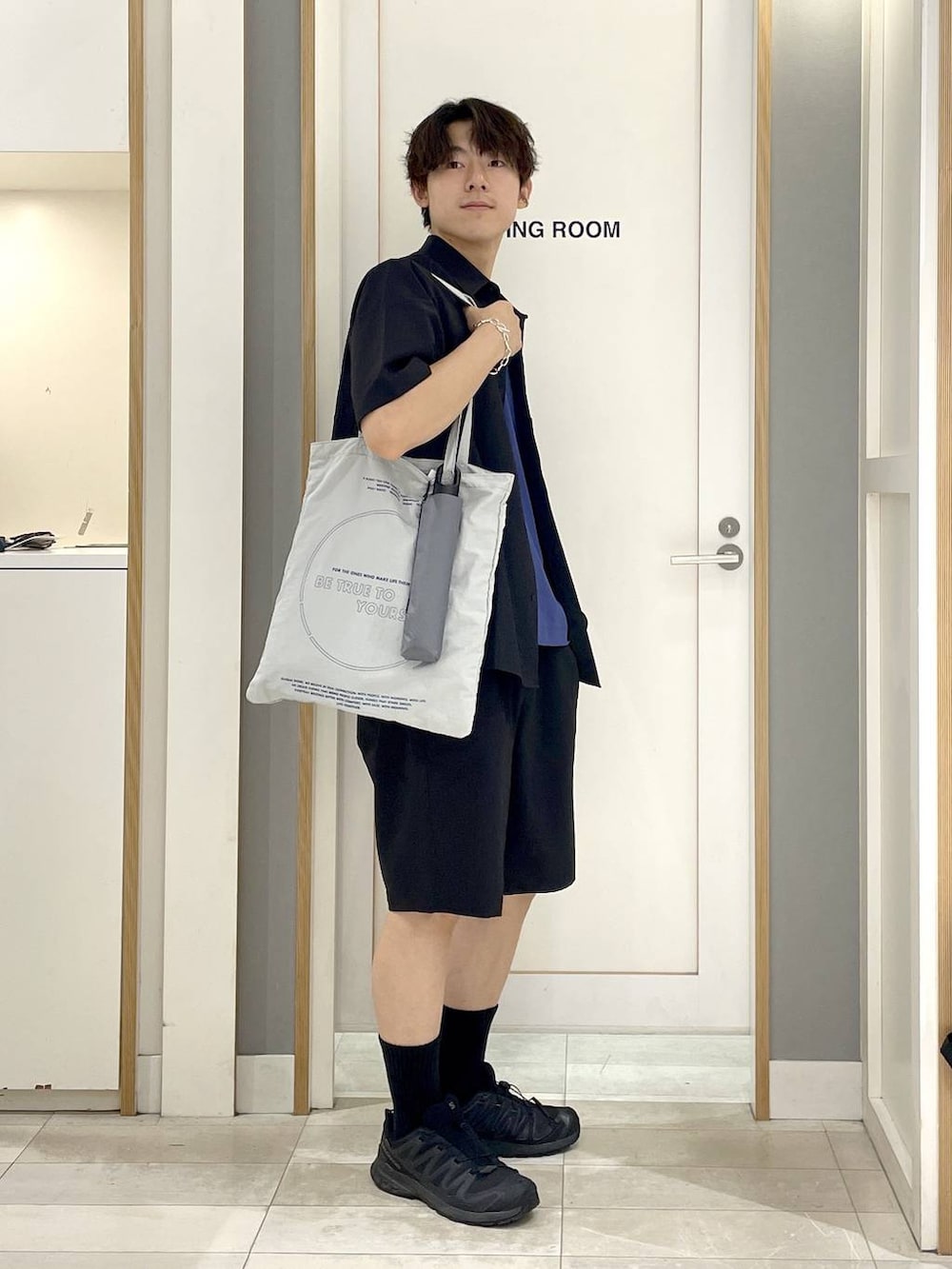 ブラック系のスニーカー、ブラック系のシャツ/ブラウス、ブルー系のTシャツ/カットソーを着用したメンズの夏コーディネートの3枚目の写真