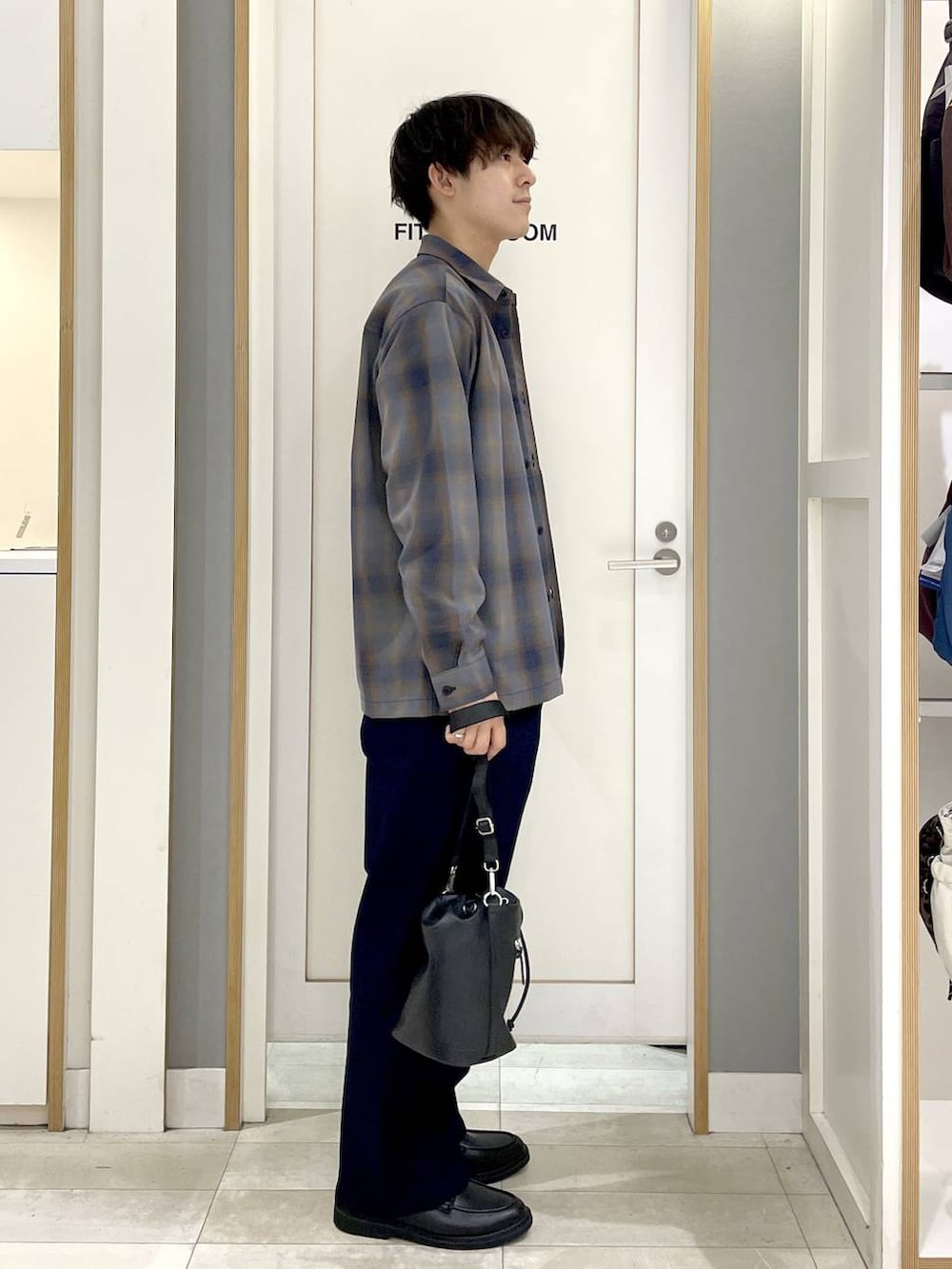 ブラック系のショルダーバッグ、ブルー系のその他パンツ、グレー系のその他シューズを着用したメンズの秋コーディネートの6枚目の写真