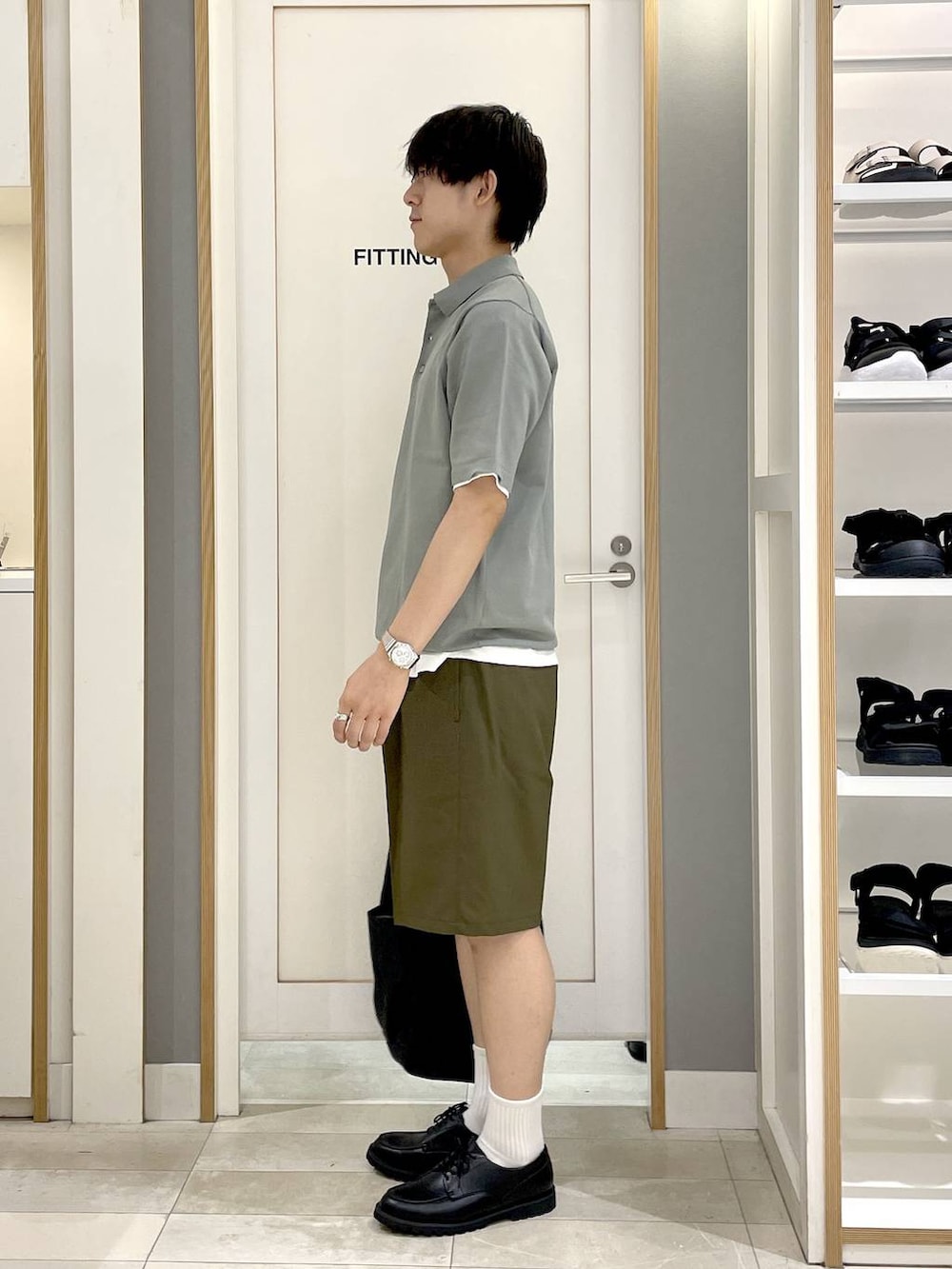 ブラック系のショルダーバッグ、ホワイト系のTシャツ/カットソー、グレー系のその他シューズを着用したメンズの夏コーディネートの4枚目の写真