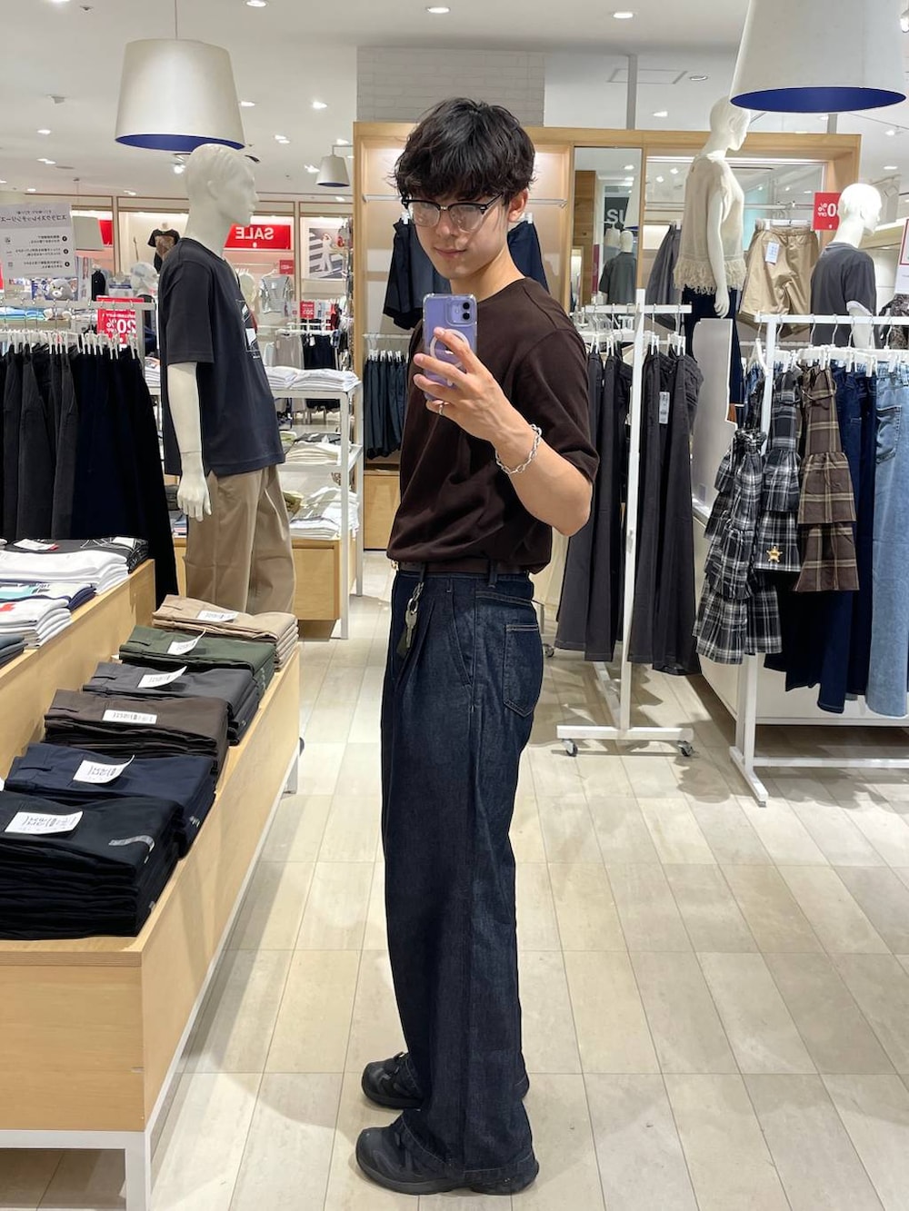 ブラウン系のTシャツ/カットソー、グレー系のその他シューズ、ブルー系のデニムパンツを着用したメンズの夏コーディネートの4枚目の写真