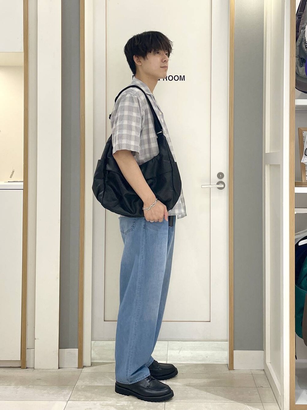 ブラック系のショルダーバッグ、ベージュ系のTシャツ/カットソー、グレー系のその他シューズを着用したメンズの夏コーディネートの4枚目の写真