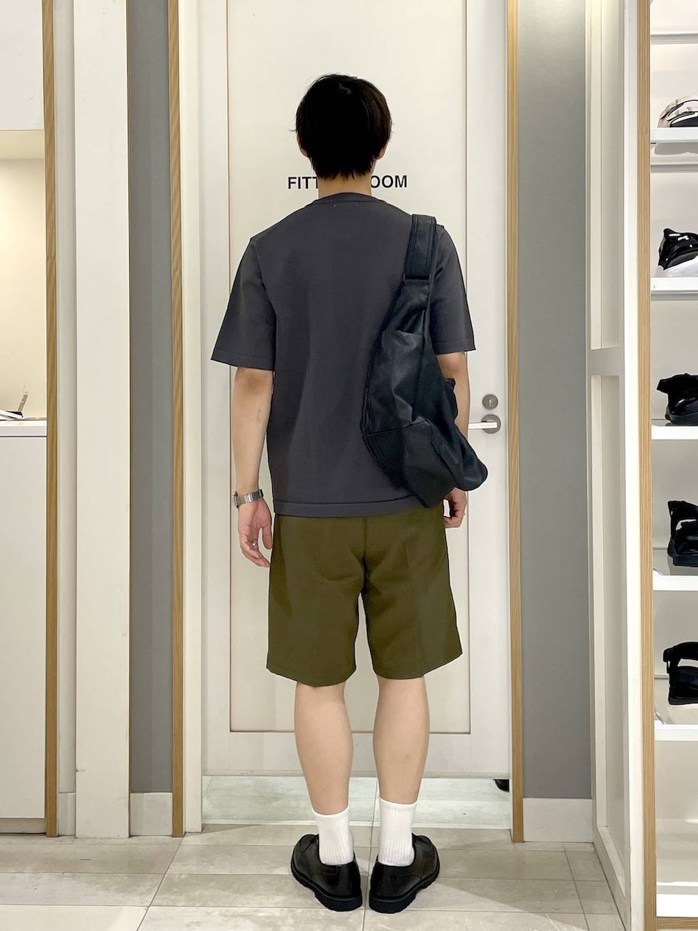 ブラック系のショルダーバッグ、グレー系のその他シューズ、グリーン系のその他パンツを着用したメンズの夏コーディネートの6枚目の写真