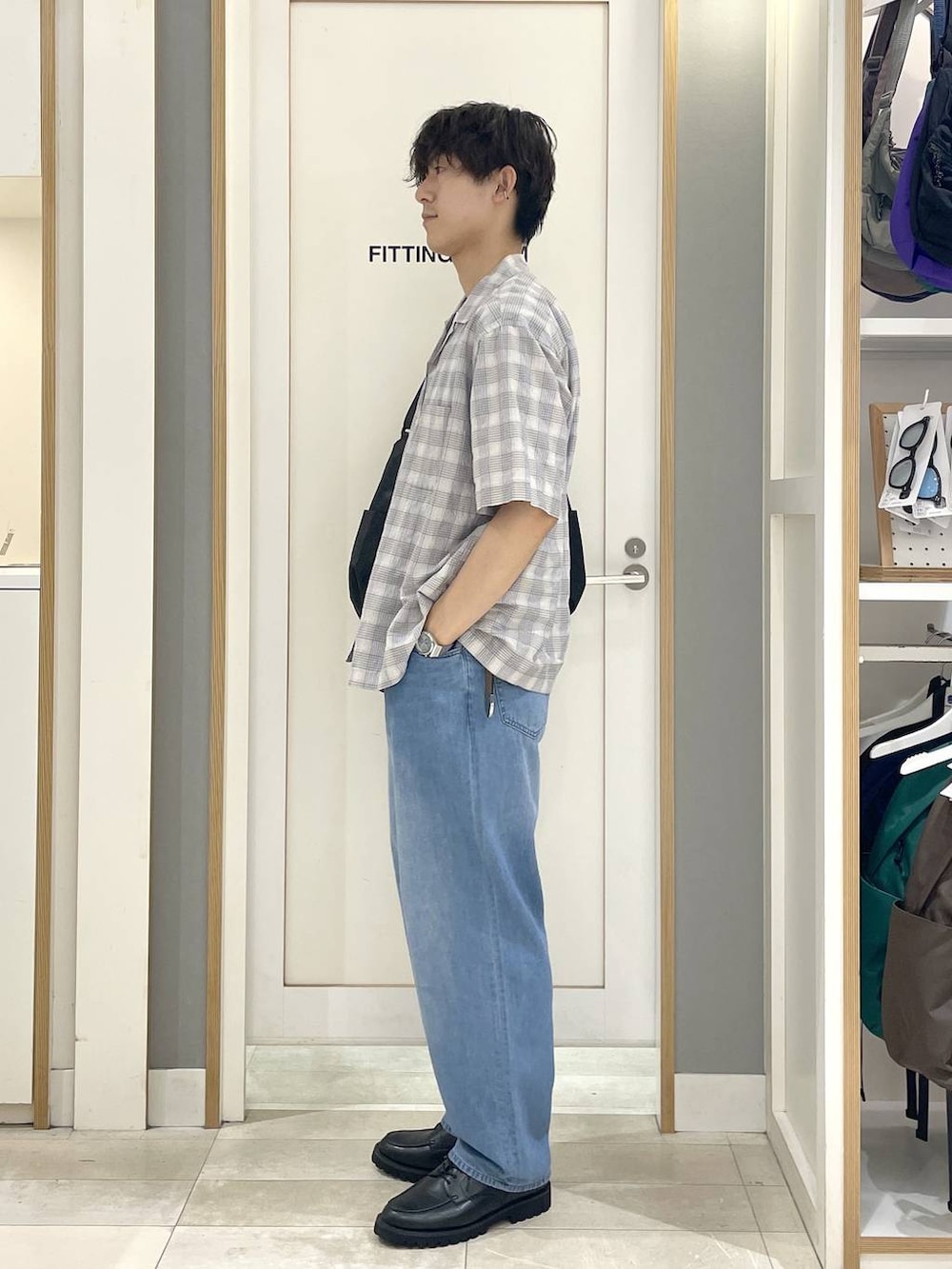 ブラック系のショルダーバッグ、ベージュ系のTシャツ/カットソー、グレー系のその他シューズを着用したメンズの夏コーディネートの5枚目の写真