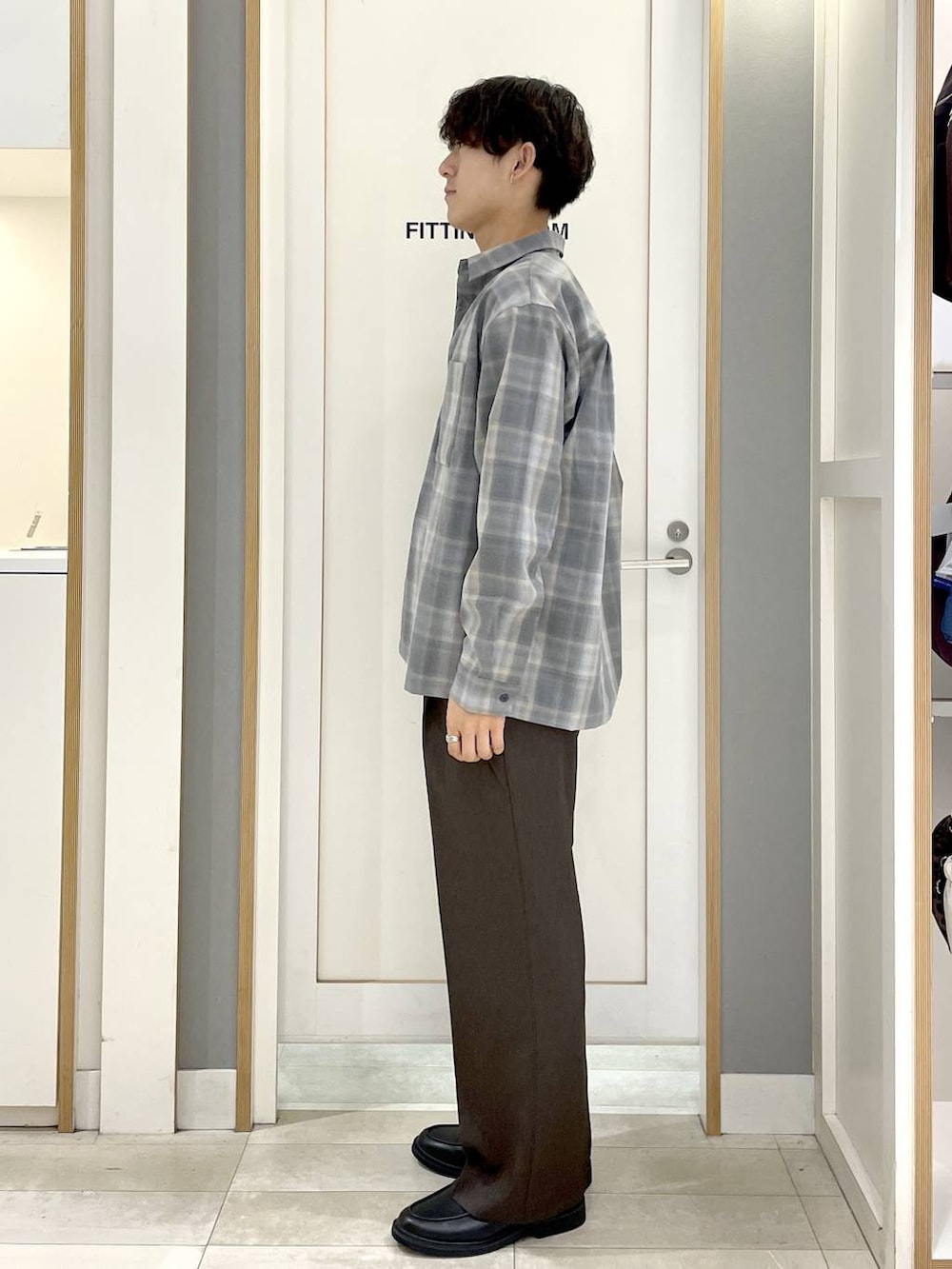 グレー系のその他シューズ、ブラック系のショルダーバッグ、ブラウン系のその他パンツを着用したメンズの秋コーディネートの4枚目の写真