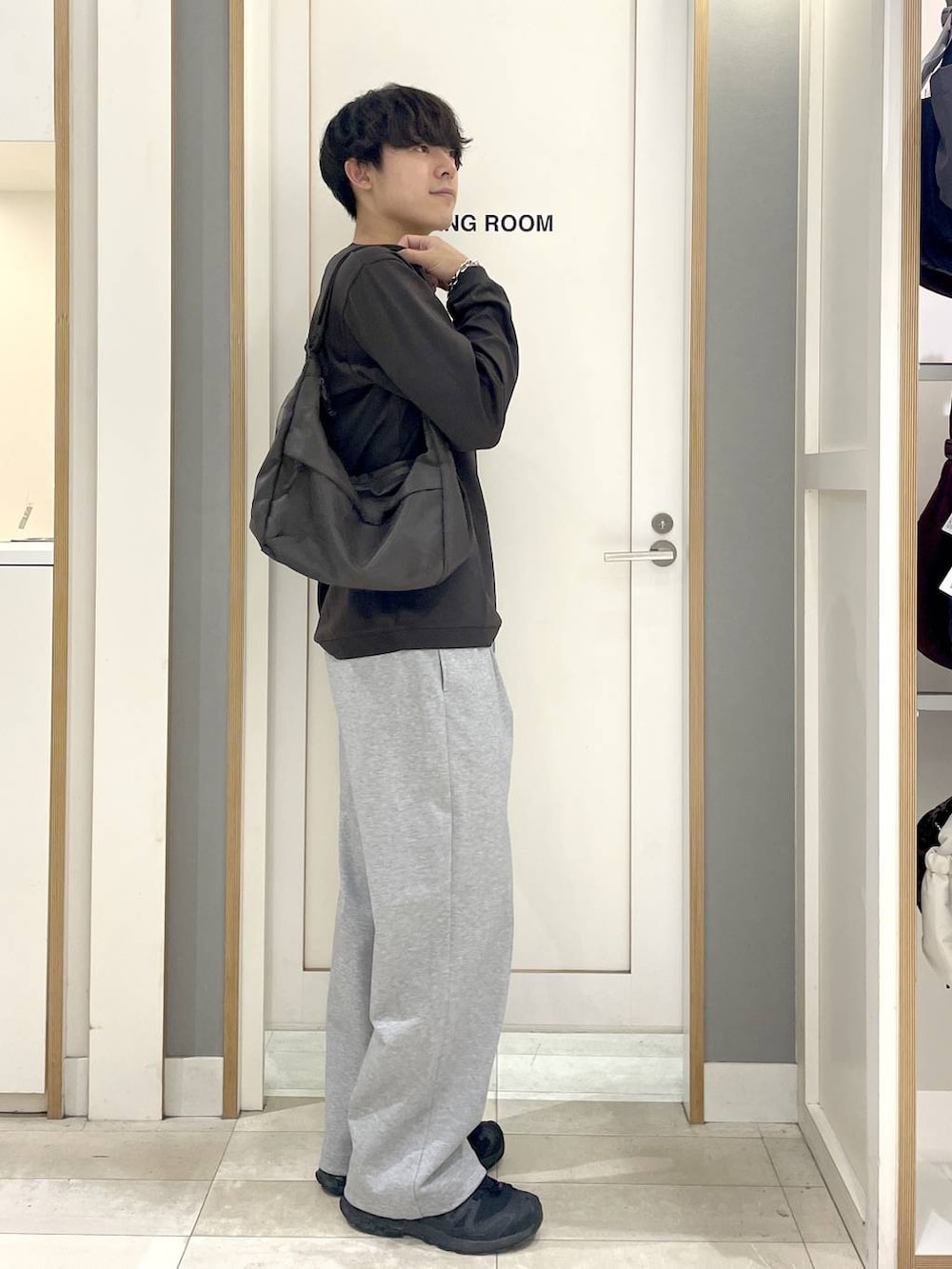 グレー系のその他パンツ、ブラック系のスニーカー、グレー系のショルダーバッグを着用したメンズの秋コーディネートの6枚目の写真