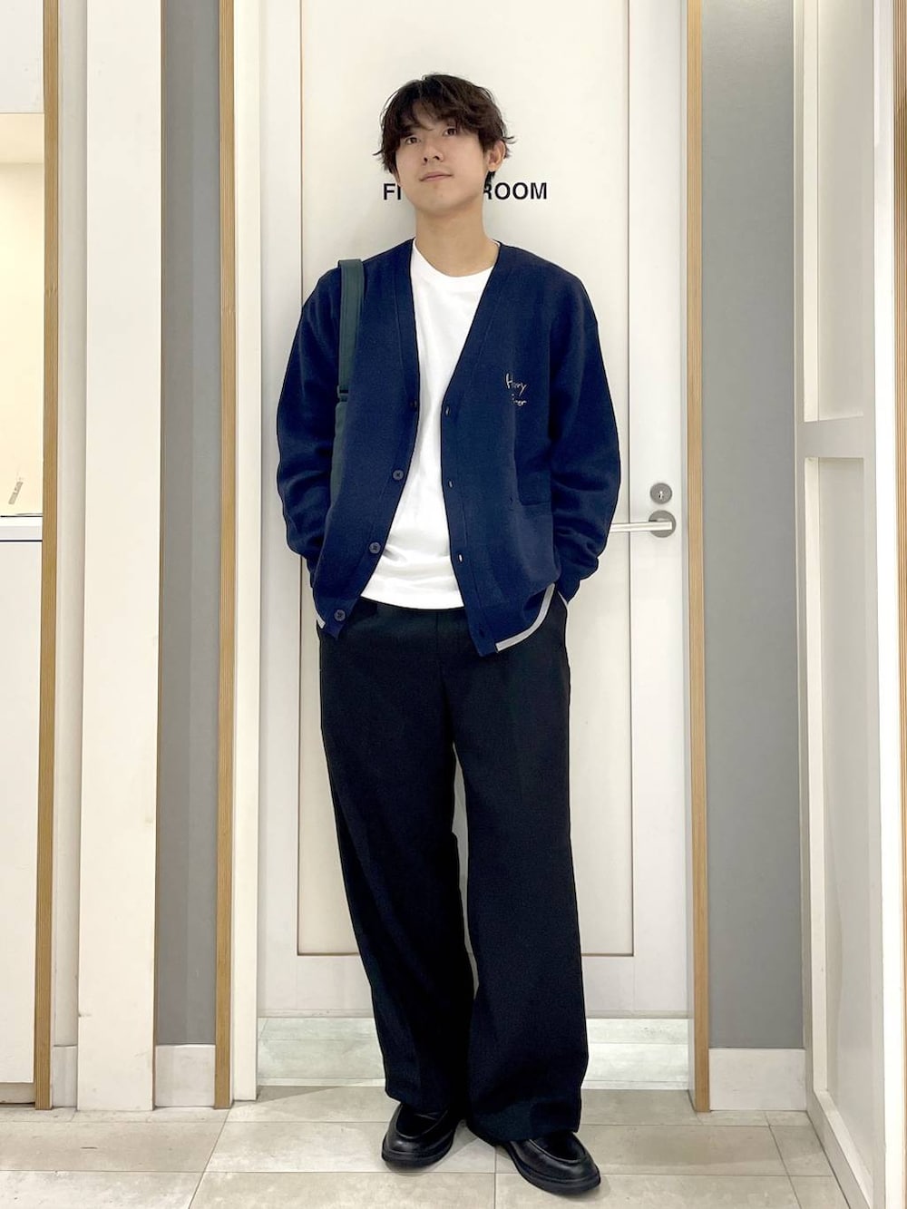 ホワイト系のTシャツ/カットソー、ブルー系のカーディガン/ボレロ、グリーン系のショルダーバッグを着用したメンズの秋コーディネートの4枚目の写真