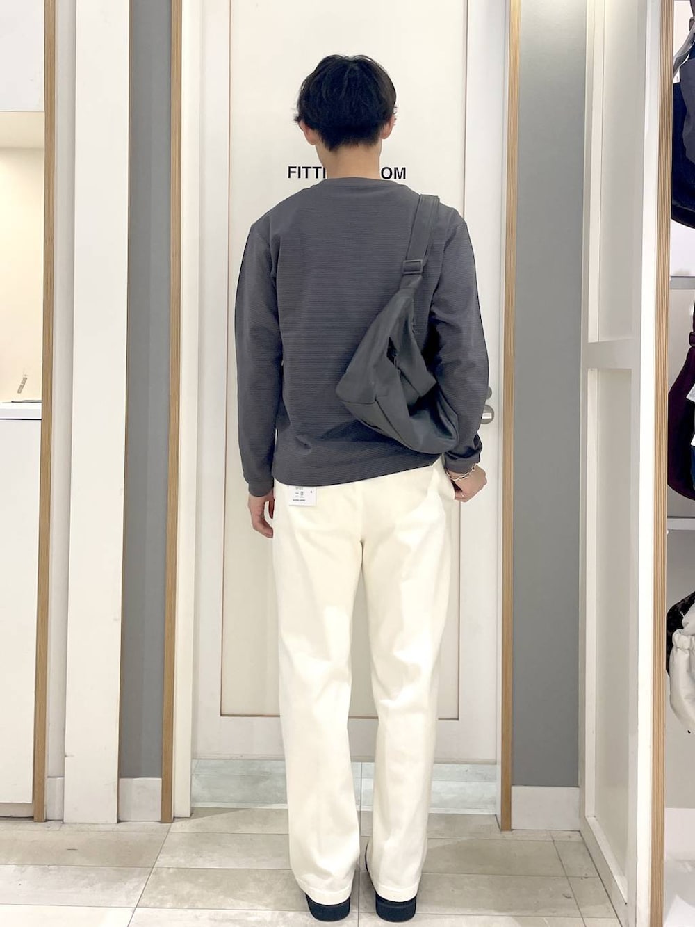 ブラウン系のTシャツ/カットソー、ホワイト系のその他パンツ、グレー系のショルダーバッグを着用したメンズの秋コーディネートの5枚目の写真