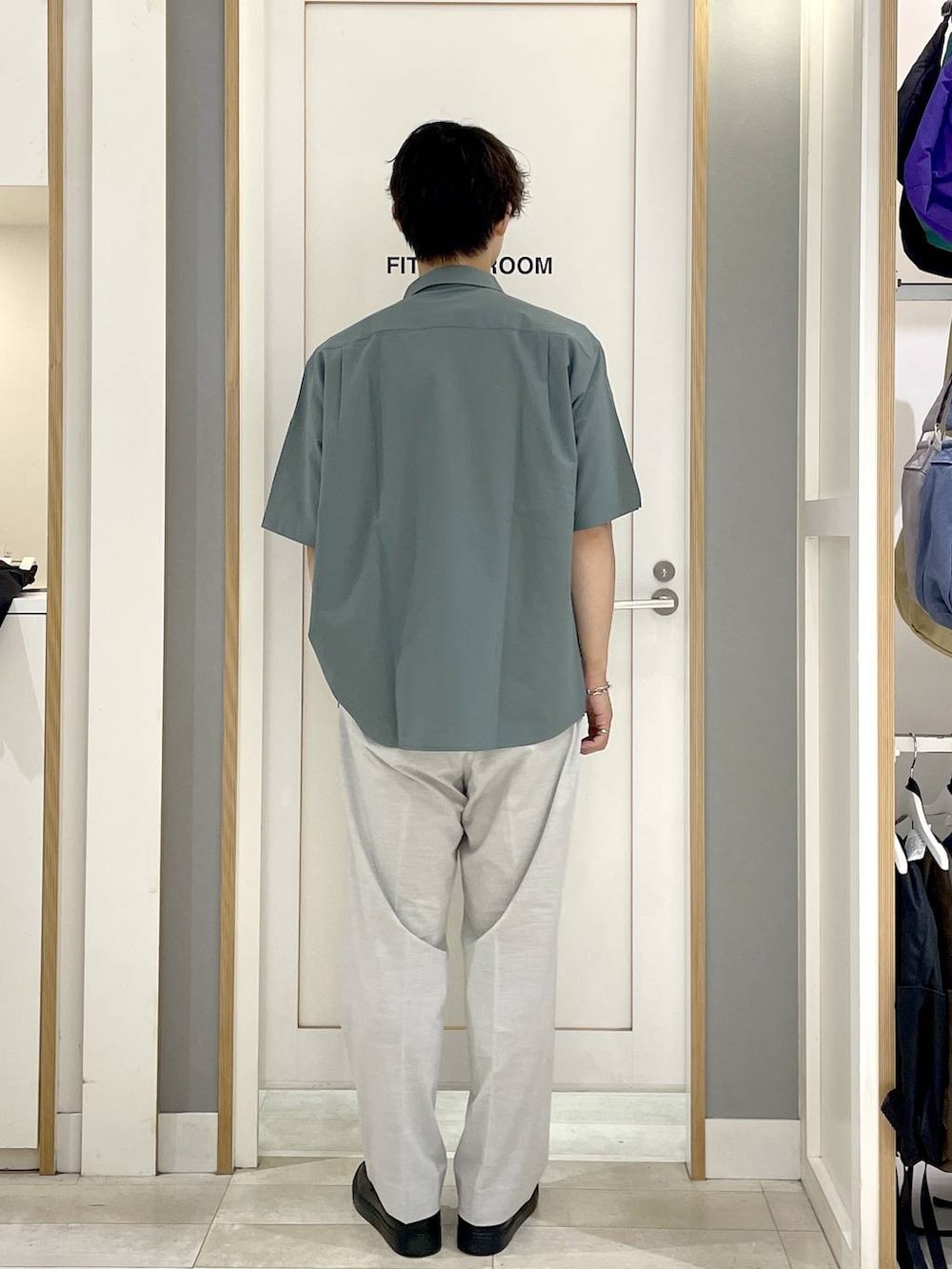 グレー系のその他シューズ、ホワイト系のスラックス、ホワイト系のTシャツ/カットソーを着用したメンズの夏コーディネートの6枚目の写真