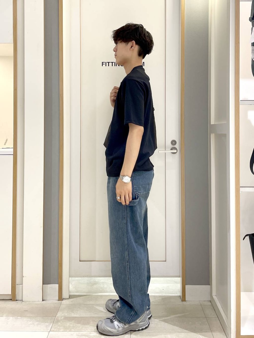 ブラック系のTシャツ/カットソー、ブラウン系のショルダーバッグ、ブルー系のデニムパンツを着用したメンズの夏コーディネートの5枚目の写真