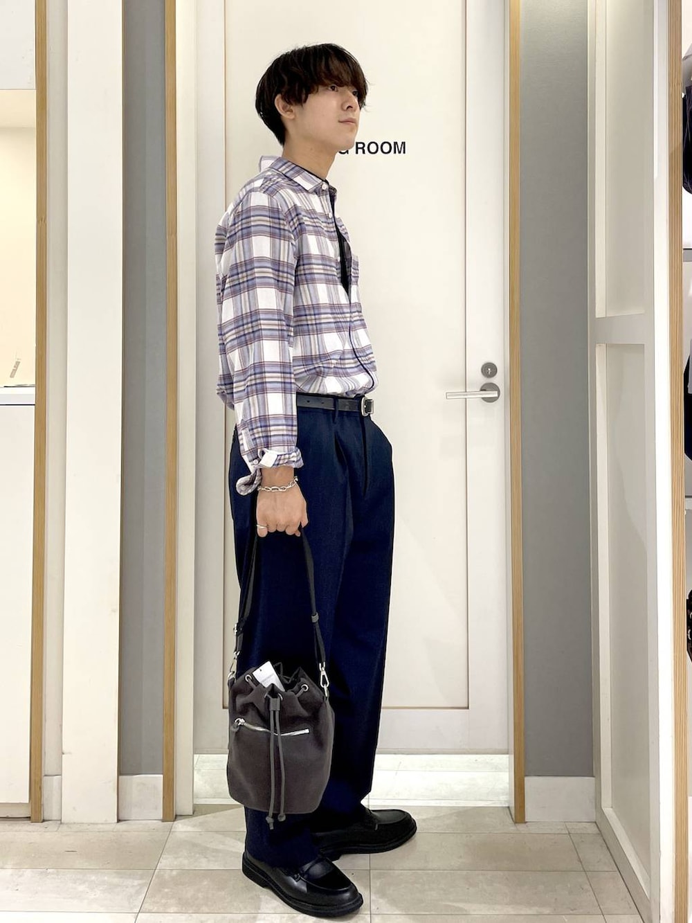 その他のショルダーバッグ、ブルー系のその他パンツ、グレー系のその他シューズを着用したメンズの秋コーディネートの5枚目の写真