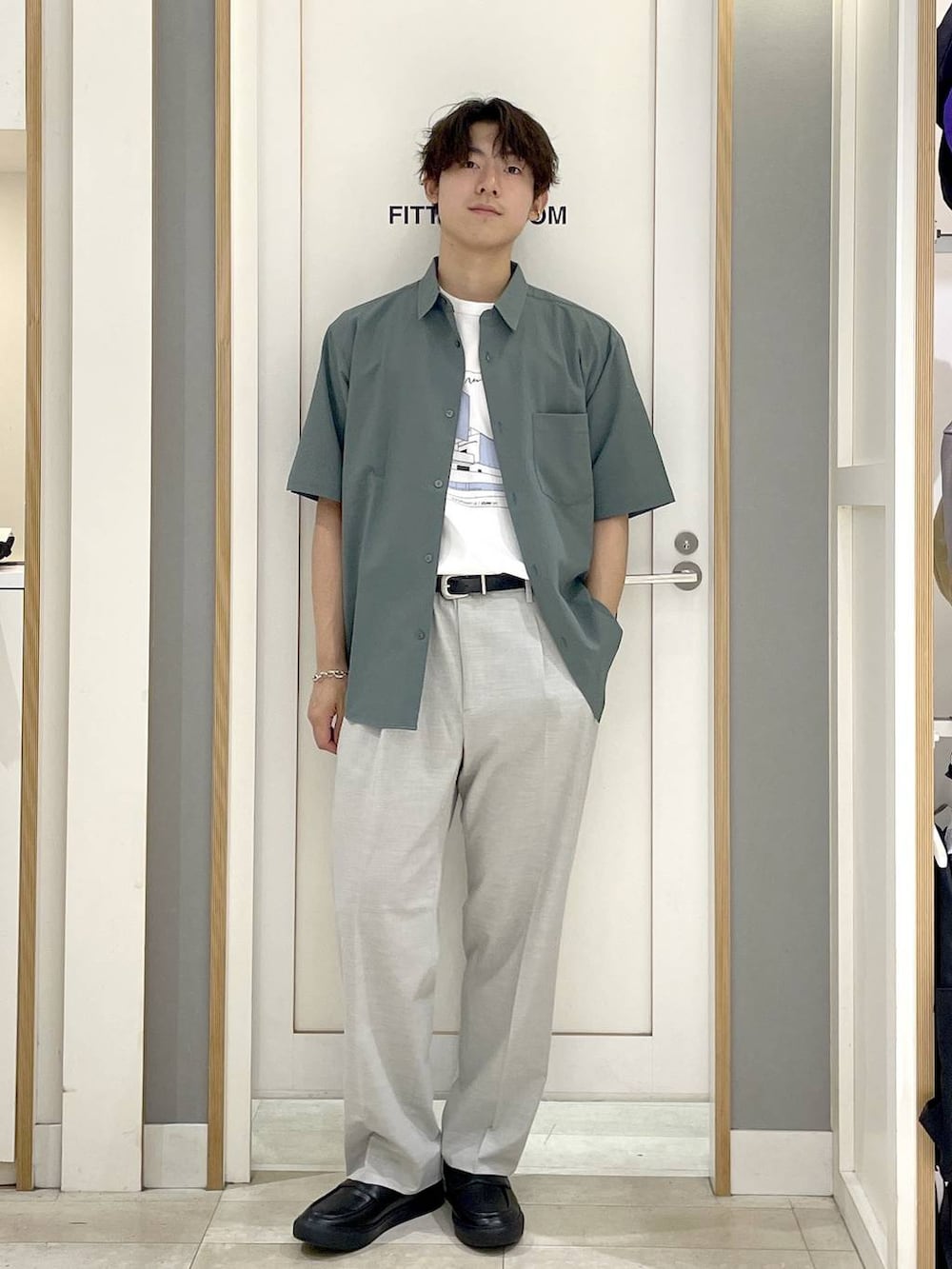 グレー系のその他シューズ、ホワイト系のスラックス、ホワイト系のTシャツ/カットソーを着用したメンズの夏コーディネートの3枚目の写真