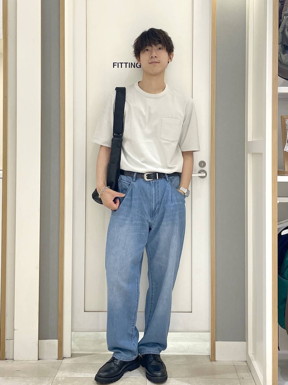 ブラック系のショルダーバッグ、ベージュ系のTシャツ/カットソー、グレー系のその他シューズを着用したメンズの夏コーディネートの2枚目の写真