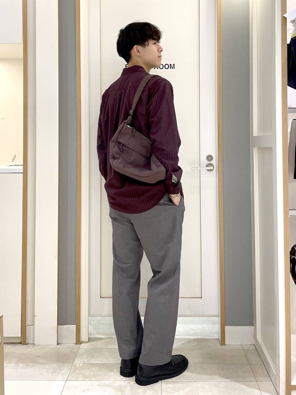 レッド系のショルダーバッグ、グレー系のその他シューズ、グレー系のその他パンツを着用したメンズの秋コーディネートの5枚目の写真