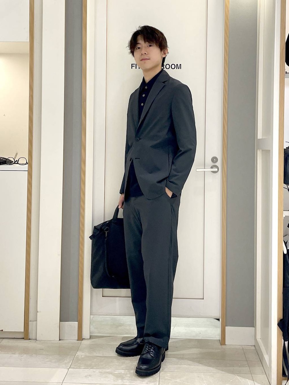 グレー系のその他シューズ、グレー系のその他パンツ、グレー系のテーラードジャケットを着用したメンズの夏コーディネートの2枚目の写真