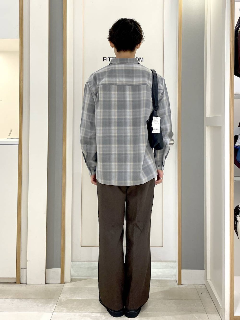 グレー系のその他シューズ、ブラック系のショルダーバッグ、ブラウン系のその他パンツを着用したメンズの秋コーディネートの5枚目の写真