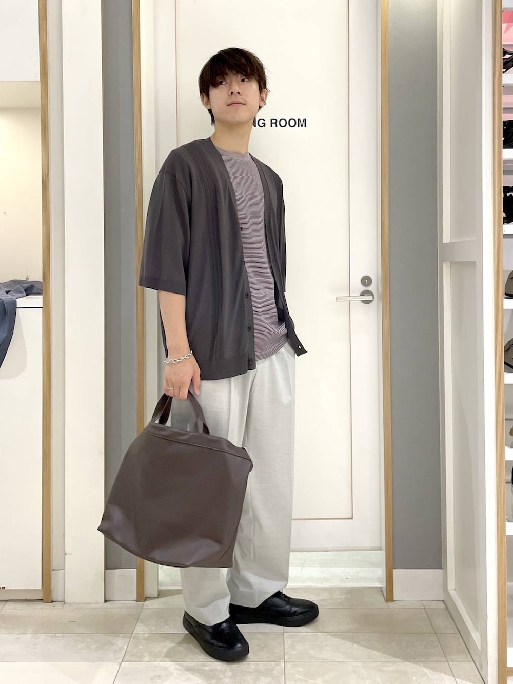グレー系のその他シューズ、ホワイト系のスラックス、ベージュ系のTシャツ/カットソーを着用したメンズの夏コーディネートの4枚目の写真