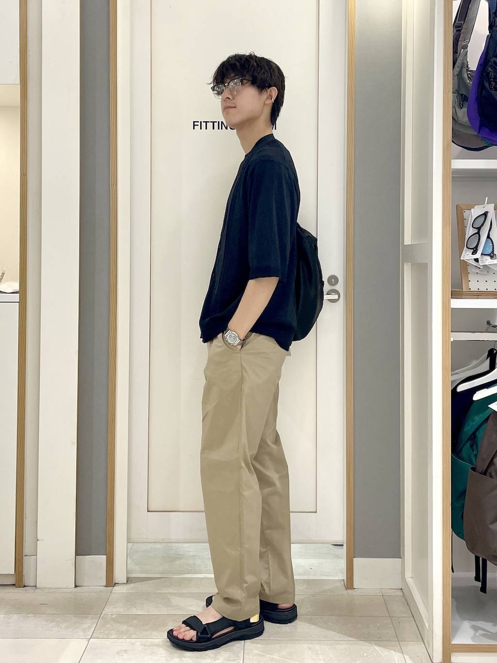 ブラック系のショルダーバッグ、ベージュ系のその他パンツ、ブラック系のTシャツ/カットソーを着用したメンズの夏コーディネートの3枚目の写真