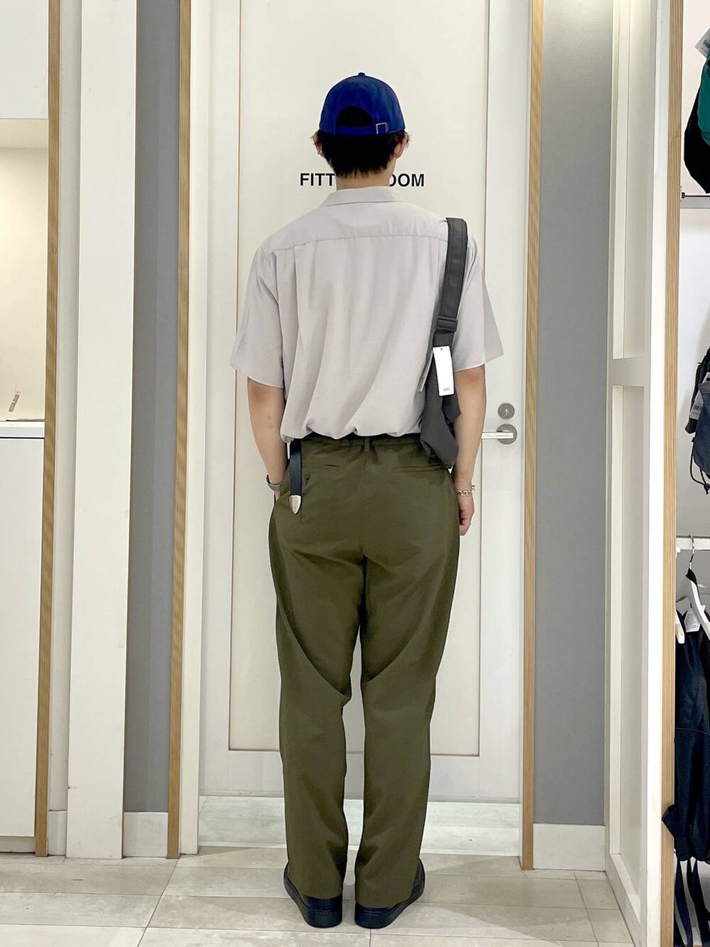 グレー系のその他シューズ、グレー系のショルダーバッグ、グリーン系のその他パンツを着用したメンズの夏コーディネートの6枚目の写真