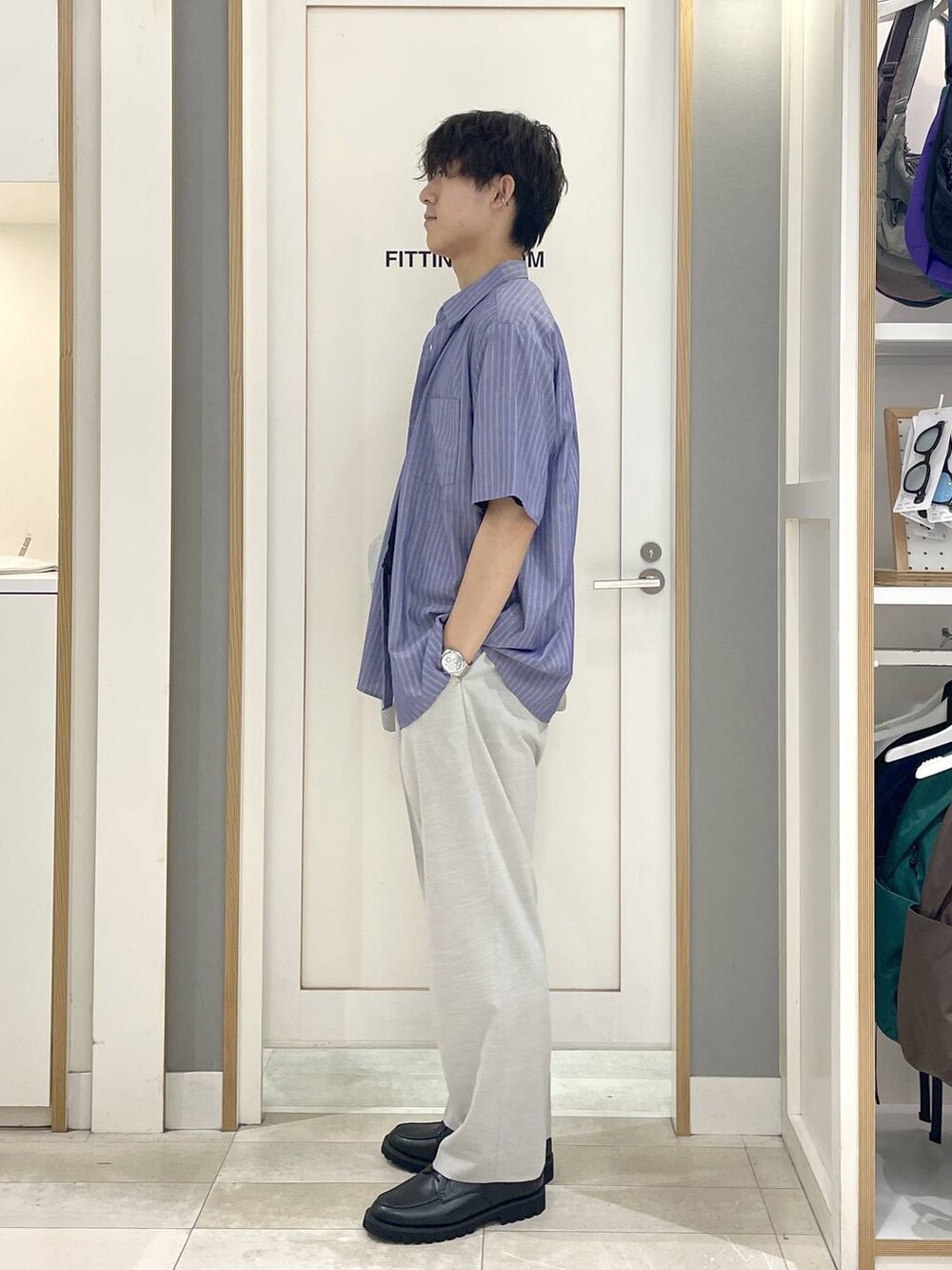 ホワイト系のスラックス、ブラック系のTシャツ/カットソー、グレー系のその他シューズを着用したメンズの夏コーディネートの4枚目の写真