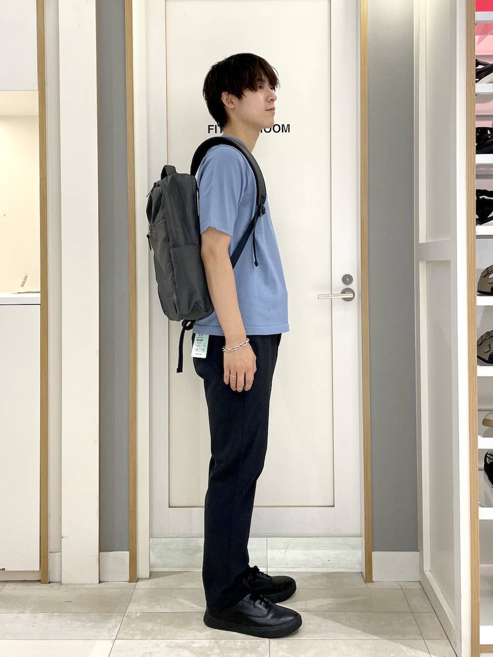 グレー系のバックパック/リュック、グレー系のその他シューズ、ブラック系のその他パンツを着用したメンズの夏コーディネートの5枚目の写真