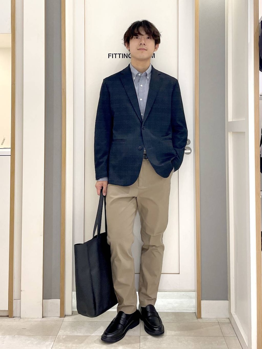 ベージュ系のその他パンツ、ブラック系のトートバッグ、グレー系のその他シューズを着用したメンズの秋コーディネートの2枚目の写真