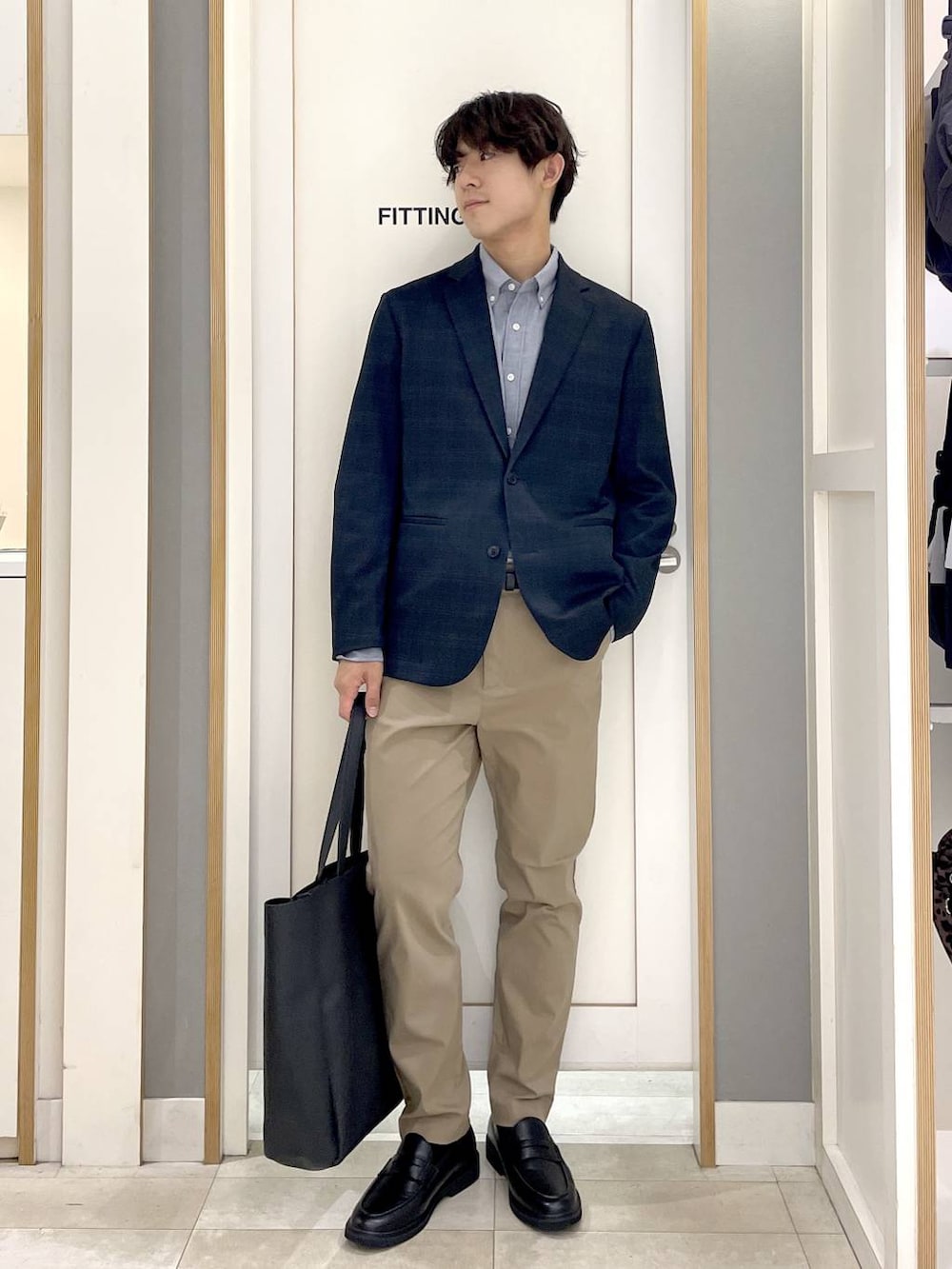 ベージュ系のその他パンツ、ブラック系のトートバッグ、グレー系のその他シューズを着用したメンズの秋コーディネートの4枚目の写真
