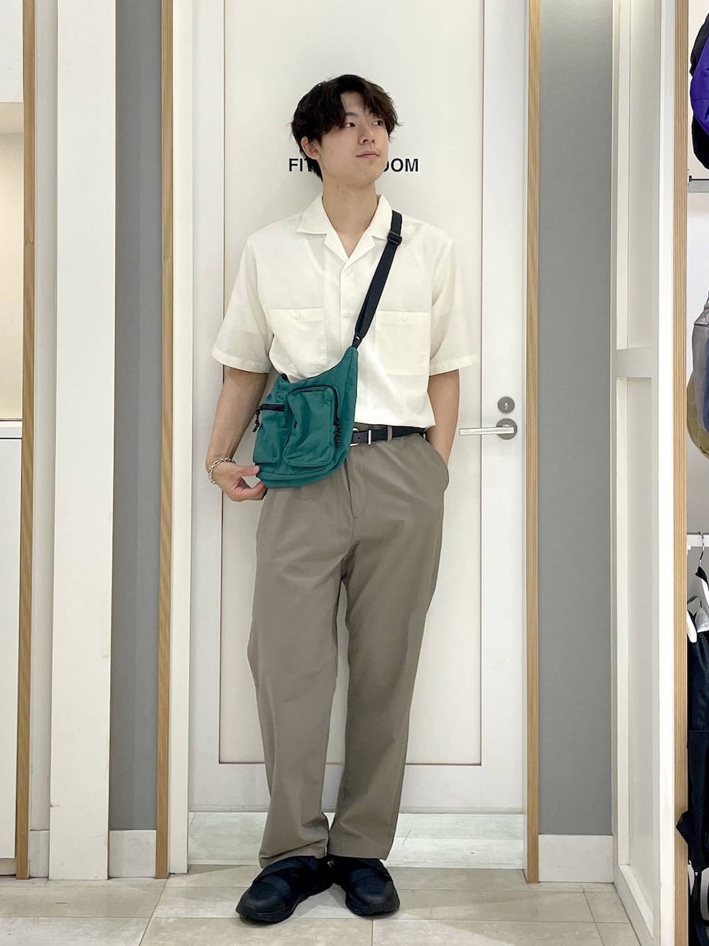 ホワイト系のシャツ/ブラウス、ブラウン系のその他パンツ、グリーン系のショルダーバッグを着用したメンズの夏コーディネートの2枚目の写真