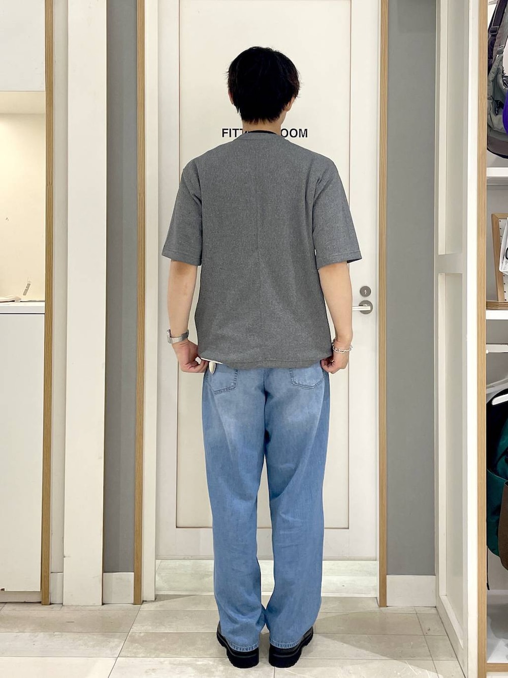 グレー系のその他シューズ、ブルー系のデニムパンツ、グリーン系のショルダーバッグを着用したメンズの夏コーディネートの3枚目の写真