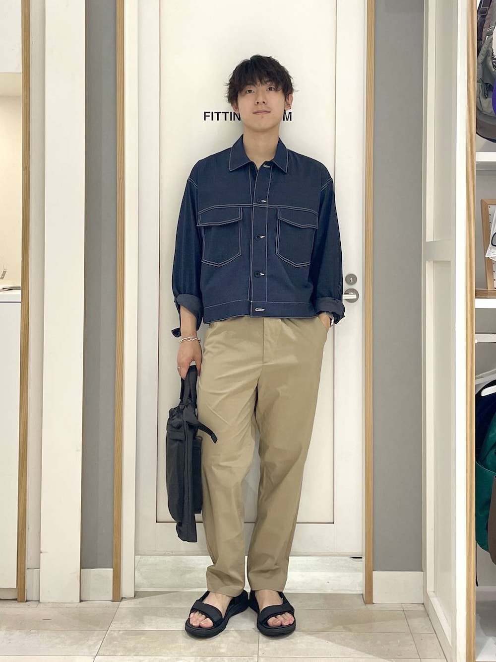 ベージュ系のその他パンツ、ブルー系のブルゾン、ブラック系のサンダルを着用したメンズの夏コーディネートの2枚目の写真