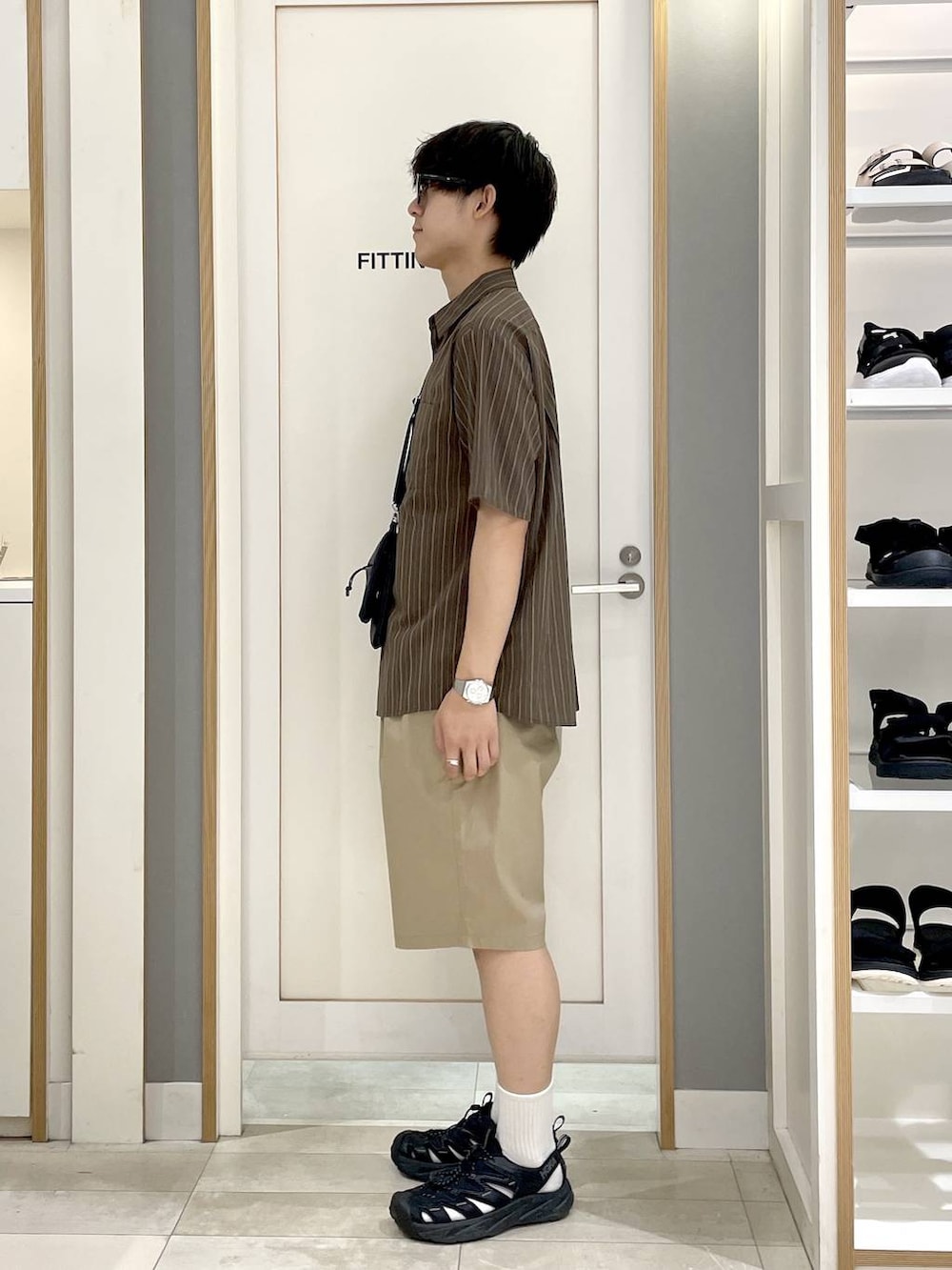 ブラウン系のシャツ/ブラウス、ベージュ系のその他パンツ、その他のショルダーバッグを着用したメンズの夏コーディネートの3枚目の写真