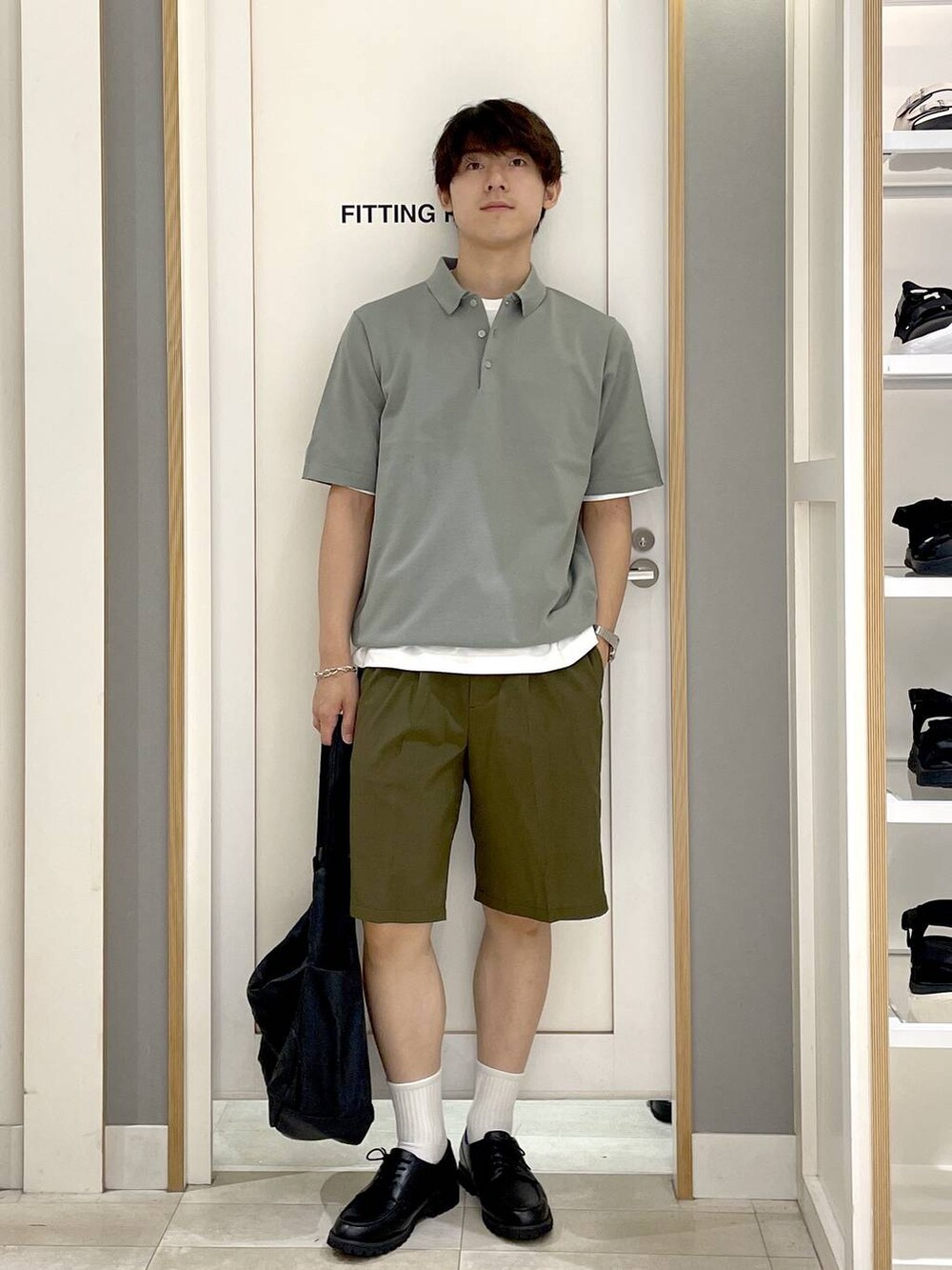ブラック系のショルダーバッグ、ホワイト系のTシャツ/カットソー、グレー系のその他シューズを着用したメンズの夏コーディネートの2枚目の写真
