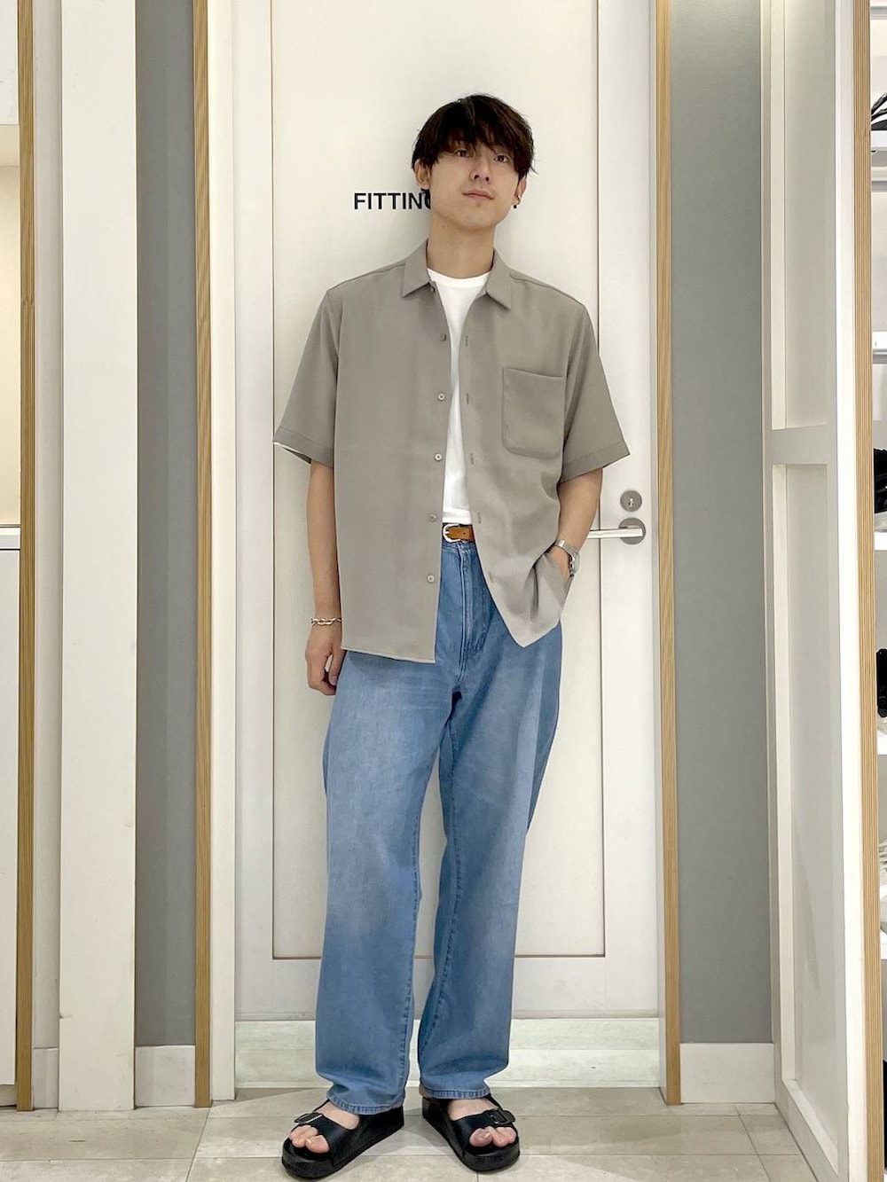 ホワイト系のTシャツ/カットソー、ベージュ系のシャツ/ブラウス、ブルー系のデニムパンツを着用したメンズの夏コーディネートの2枚目の写真