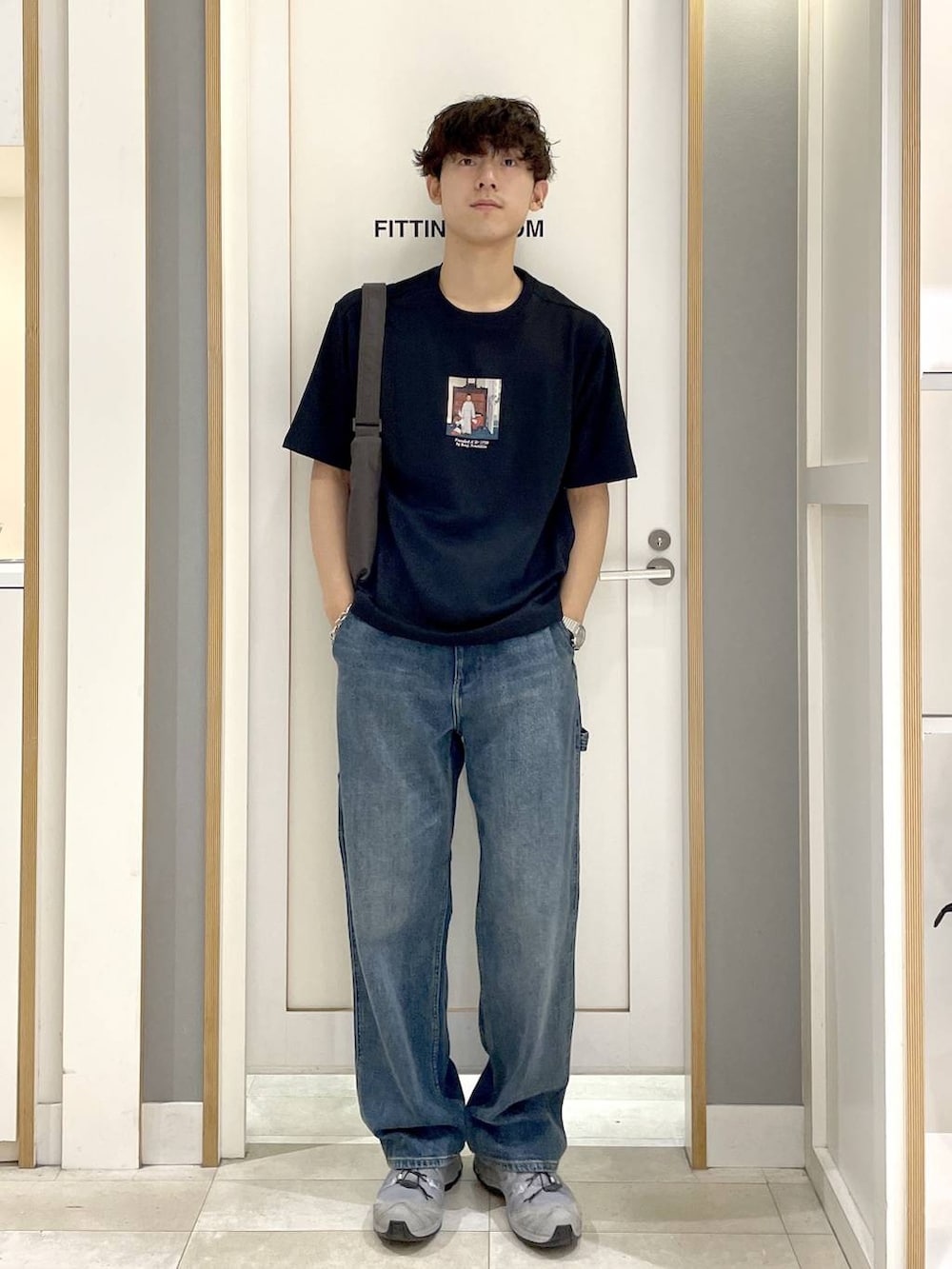 ブラック系のTシャツ/カットソー、ブラウン系のショルダーバッグ、ブルー系のデニムパンツを着用したメンズの夏コーディネートの2枚目の写真