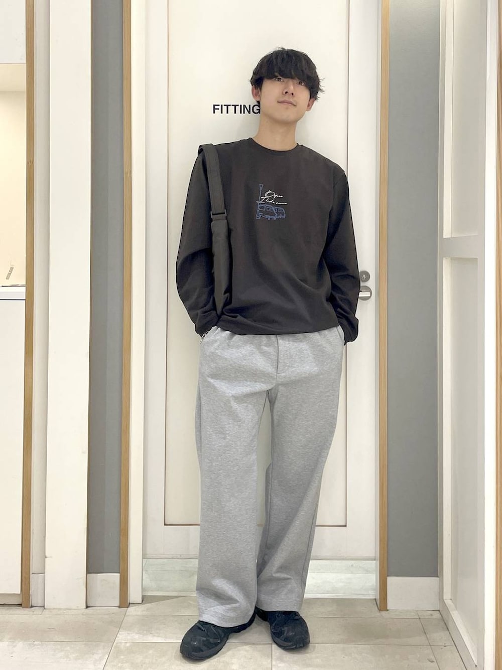 グレー系のその他パンツ、ブラック系のスニーカー、グレー系のショルダーバッグを着用したメンズの秋コーディネートの2枚目の写真
