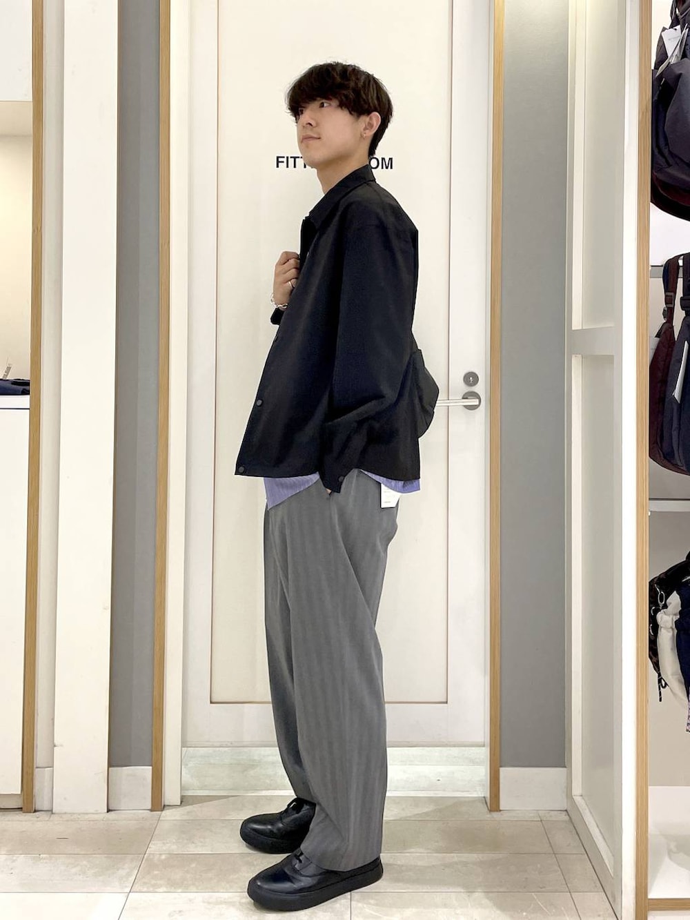 ブラック系のミリタリージャケット、グレー系のその他パンツ、グレー系のその他シューズを着用したメンズの秋コーディネートの5枚目の写真